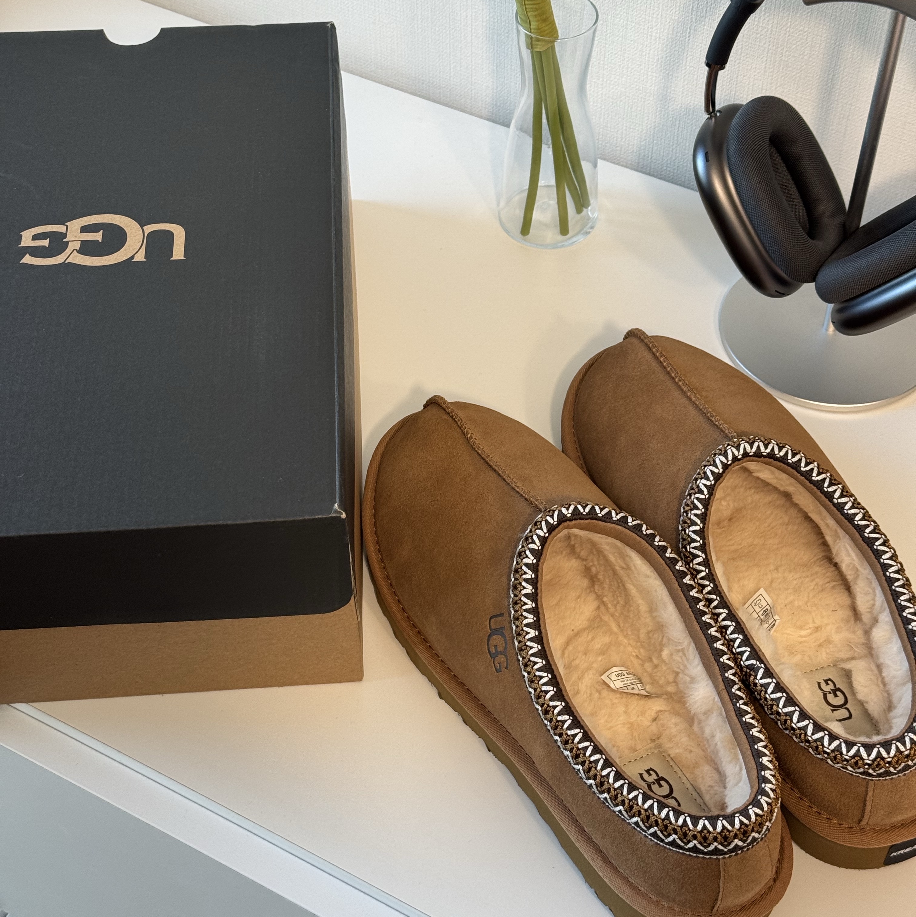 UGG Tasman Slipper Chestnut, Apple AirPods Max Lightning Space Gray (Korean Ver.) 착용 스타일 - 3