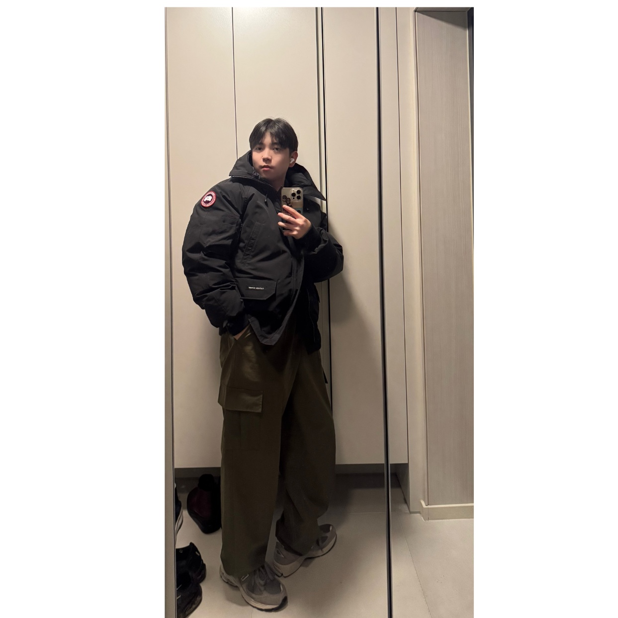 Canada Goose Chilliwack Bomber Black, New Balance 2002R Grey 착용 스타일 - 1