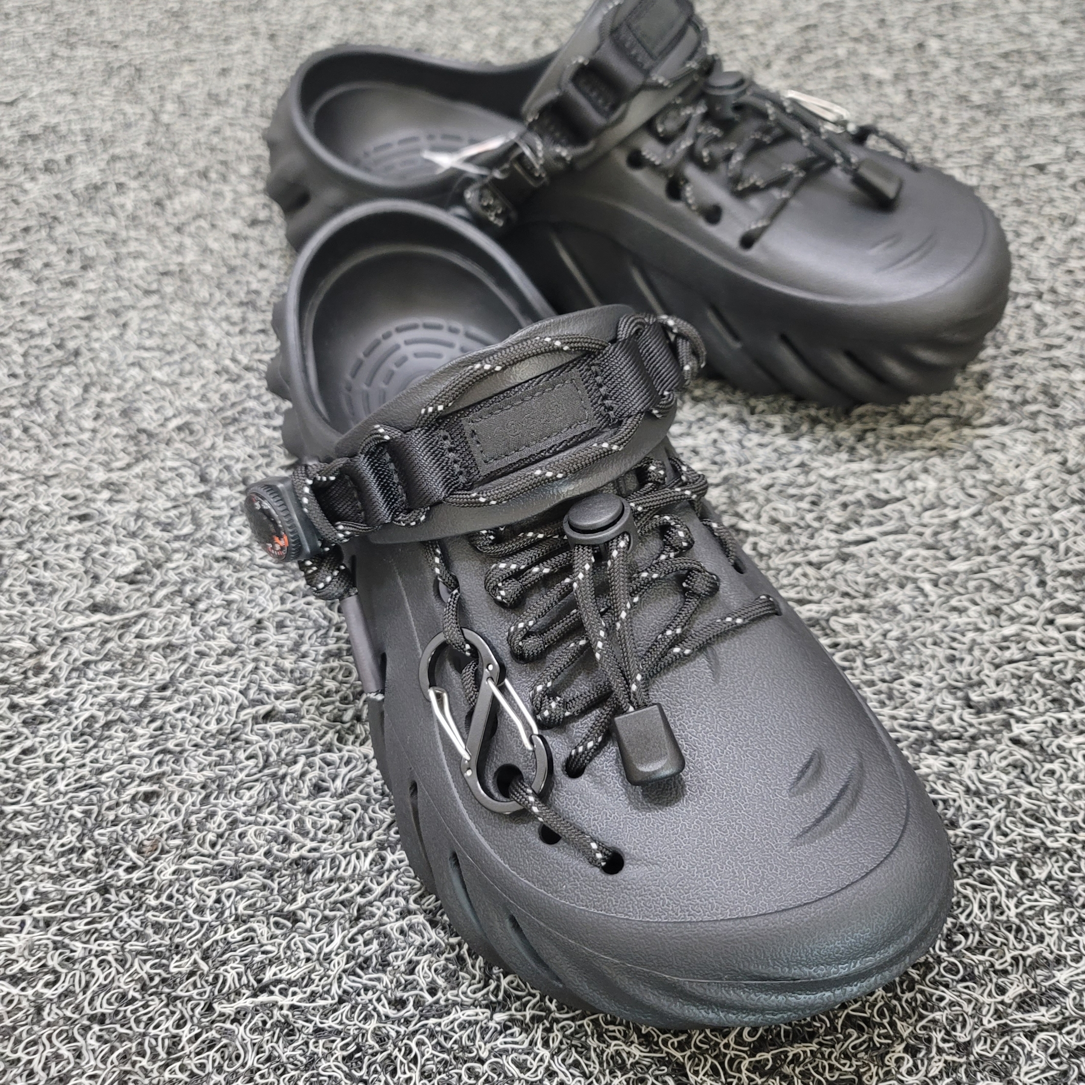 Crocs Echo Clog Black 착용 스타일 - 2