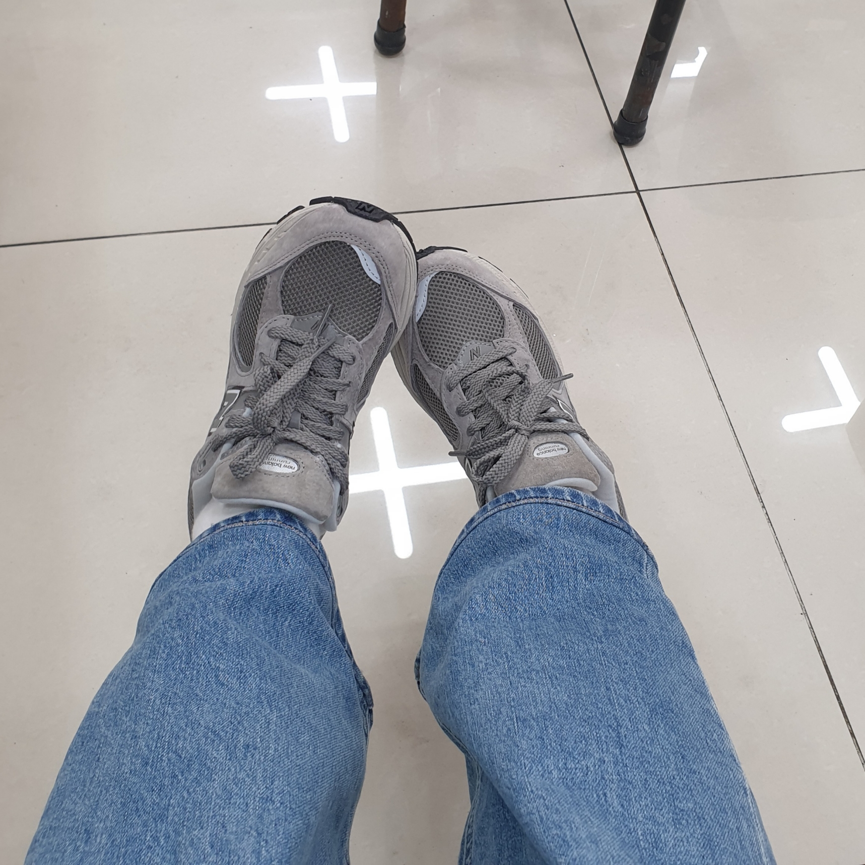 New Balance 2002R Grey 착용 스타일