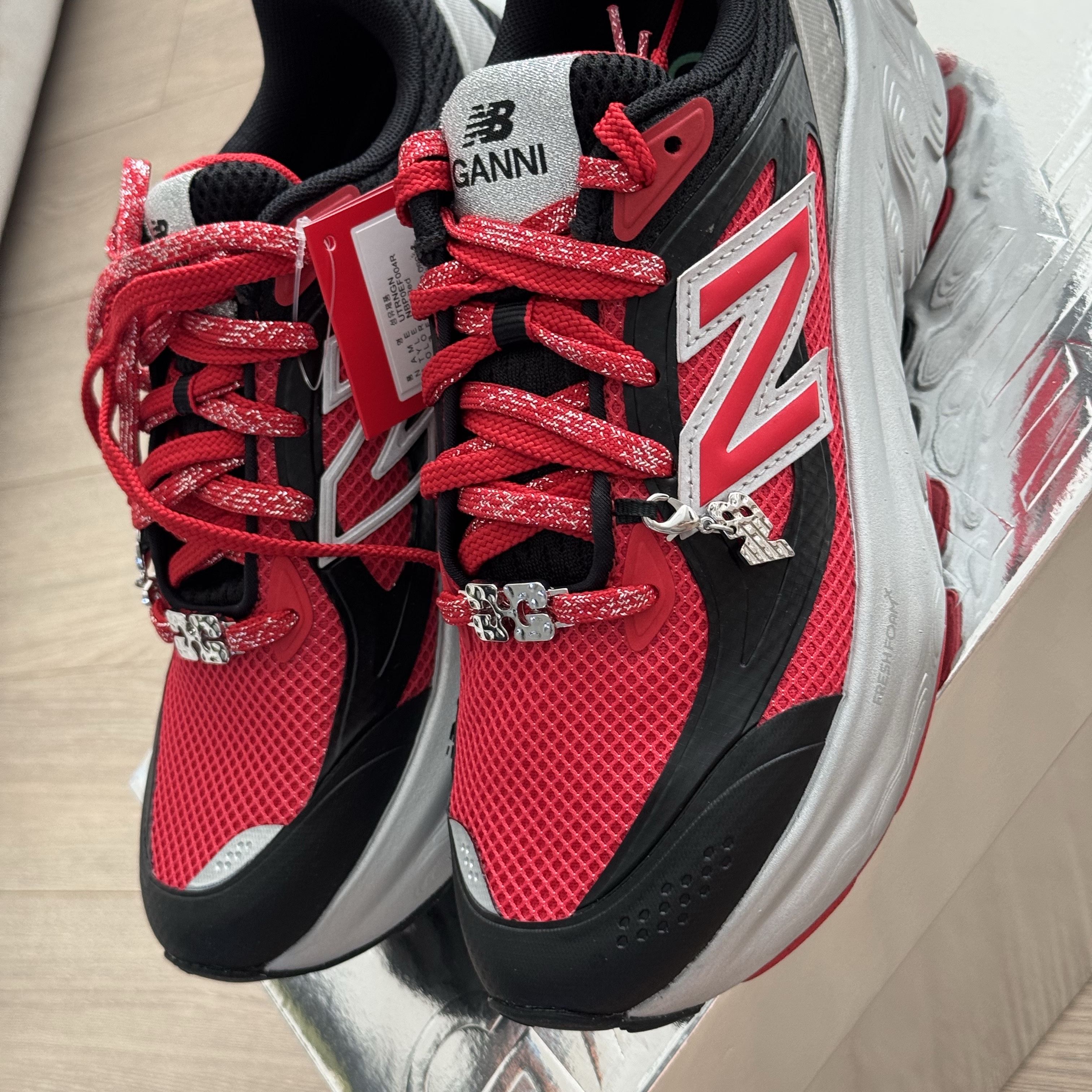 New Balance x Ganni Fresh Foam Racing Red Black 착용 스타일 - 2