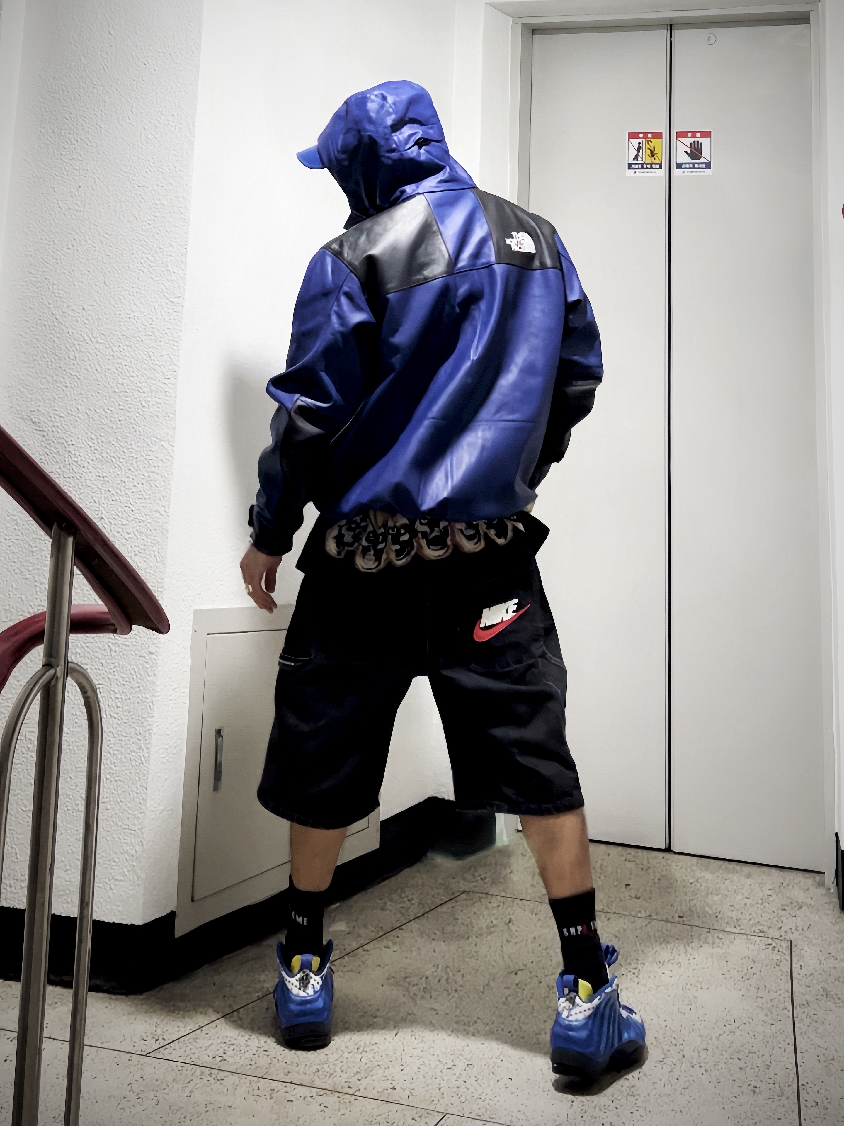 Supreme Leather Camp Cap Royal - 21SS, Supreme x MM6 Maison Margiela Liquid Blue Oversized T-Shirt Black - 24SS 착용 스타일 - 2