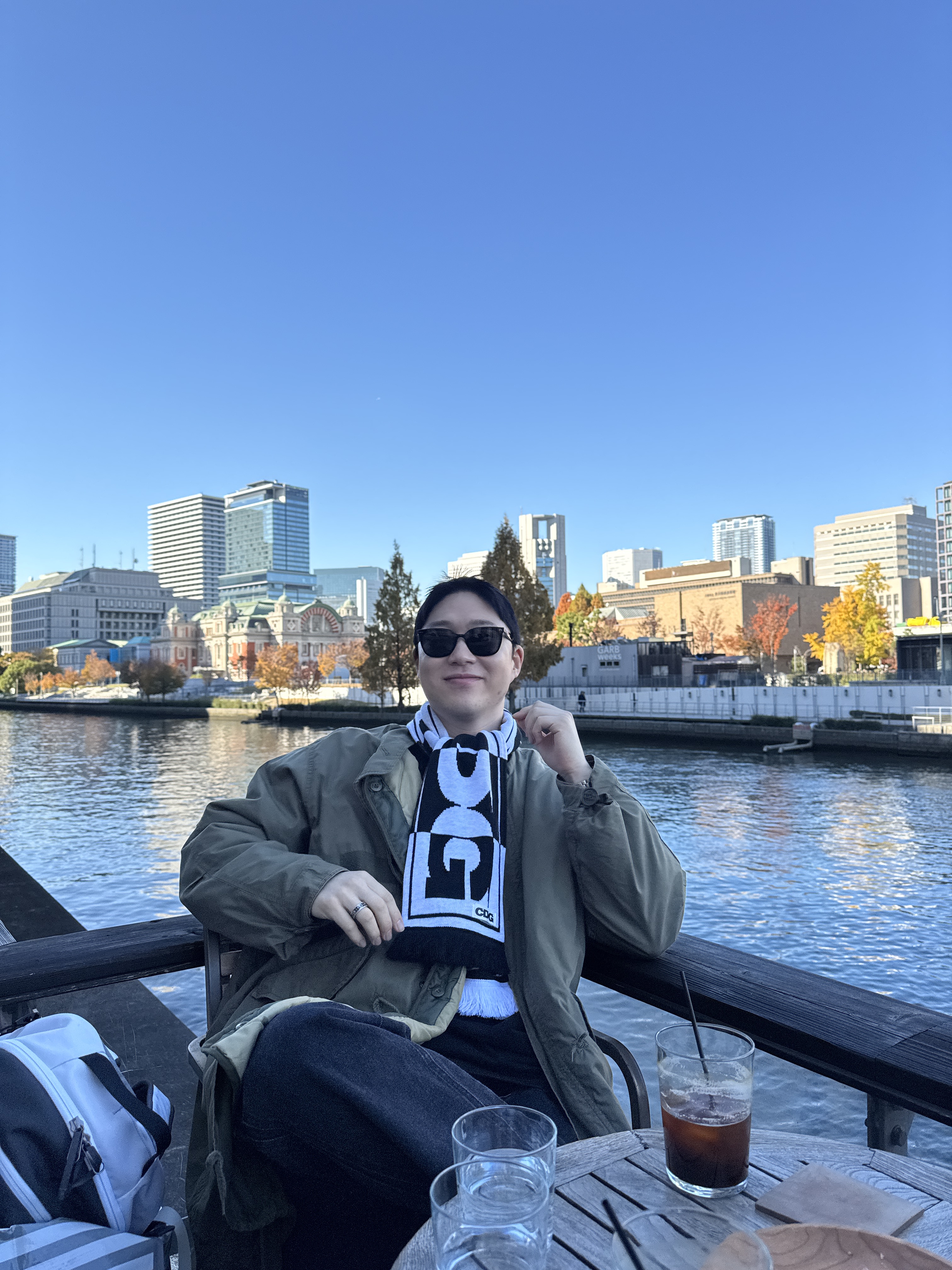 CDG Logo Check Muffler White Black 착용 스타일