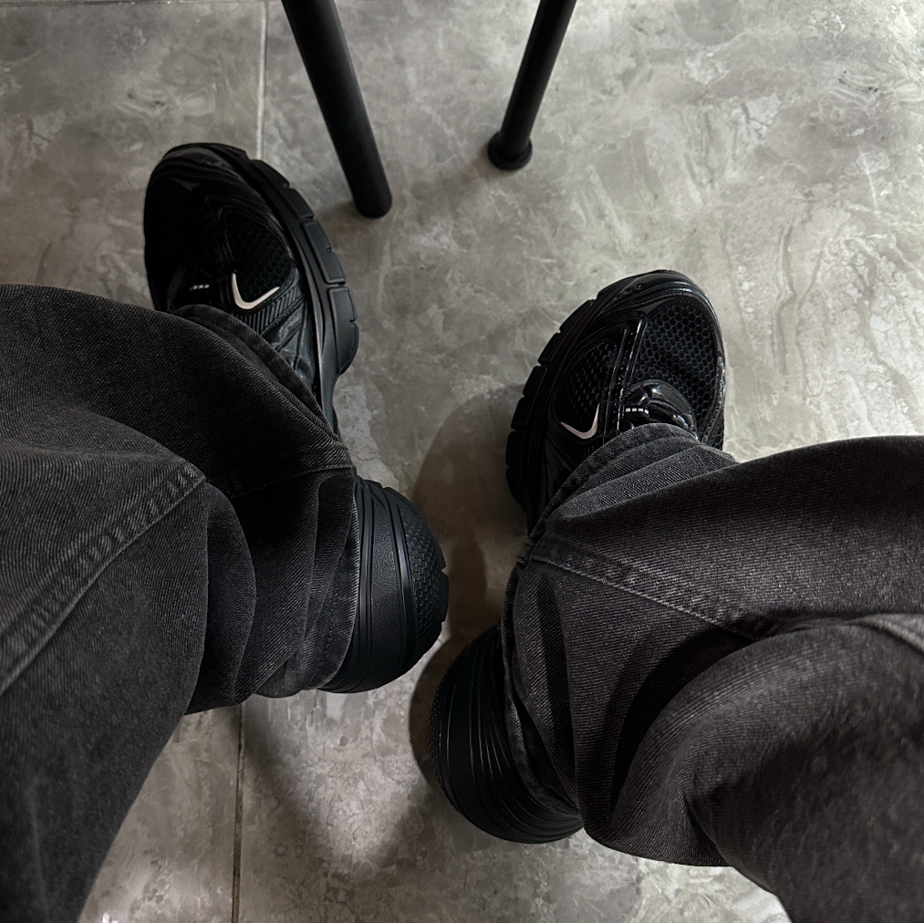 Givenchy TK-MX Runner Sneakers in Mesh Black 착용 스타일