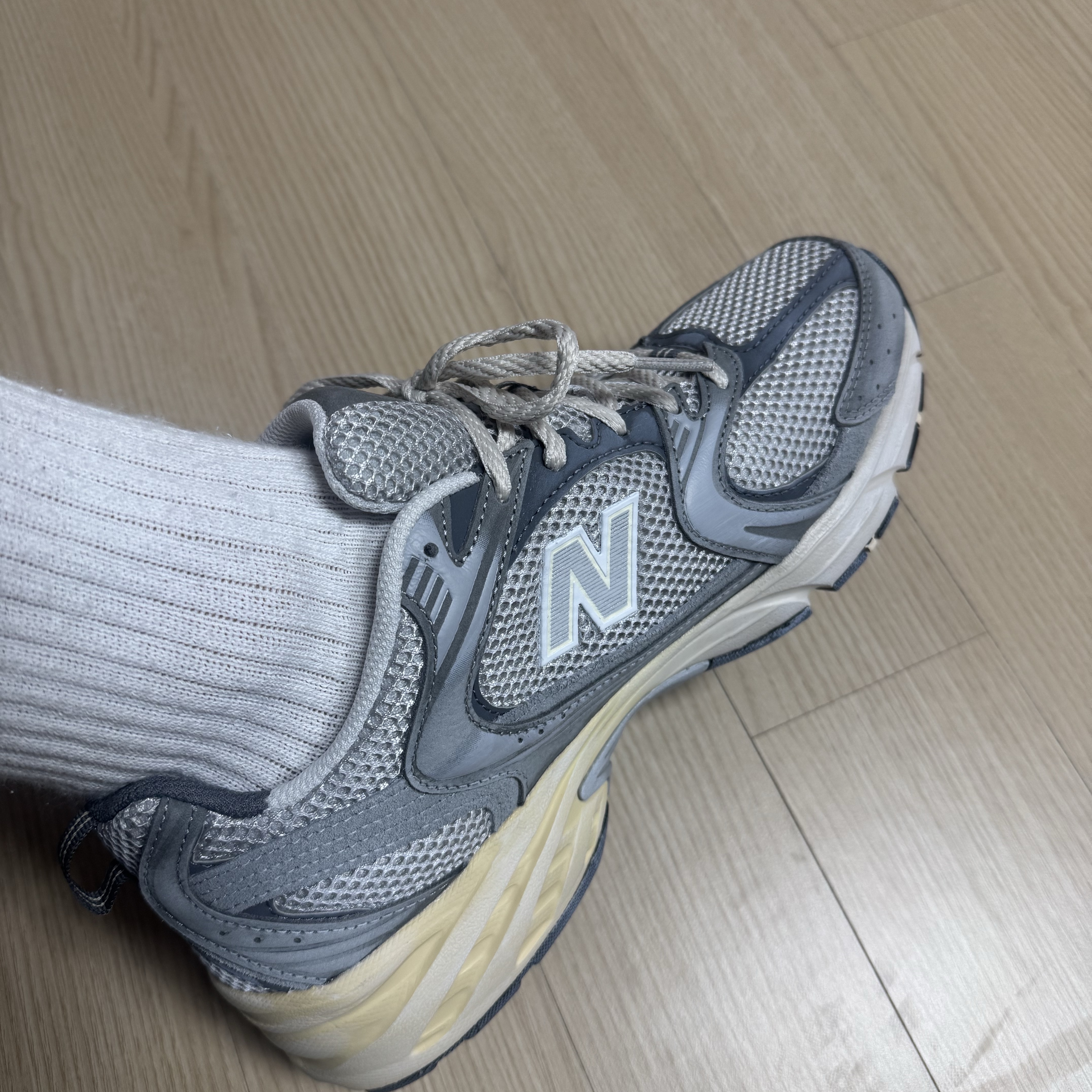 New Balance 530 Premium Vintage Grey Matter 착용 스타일 - 3