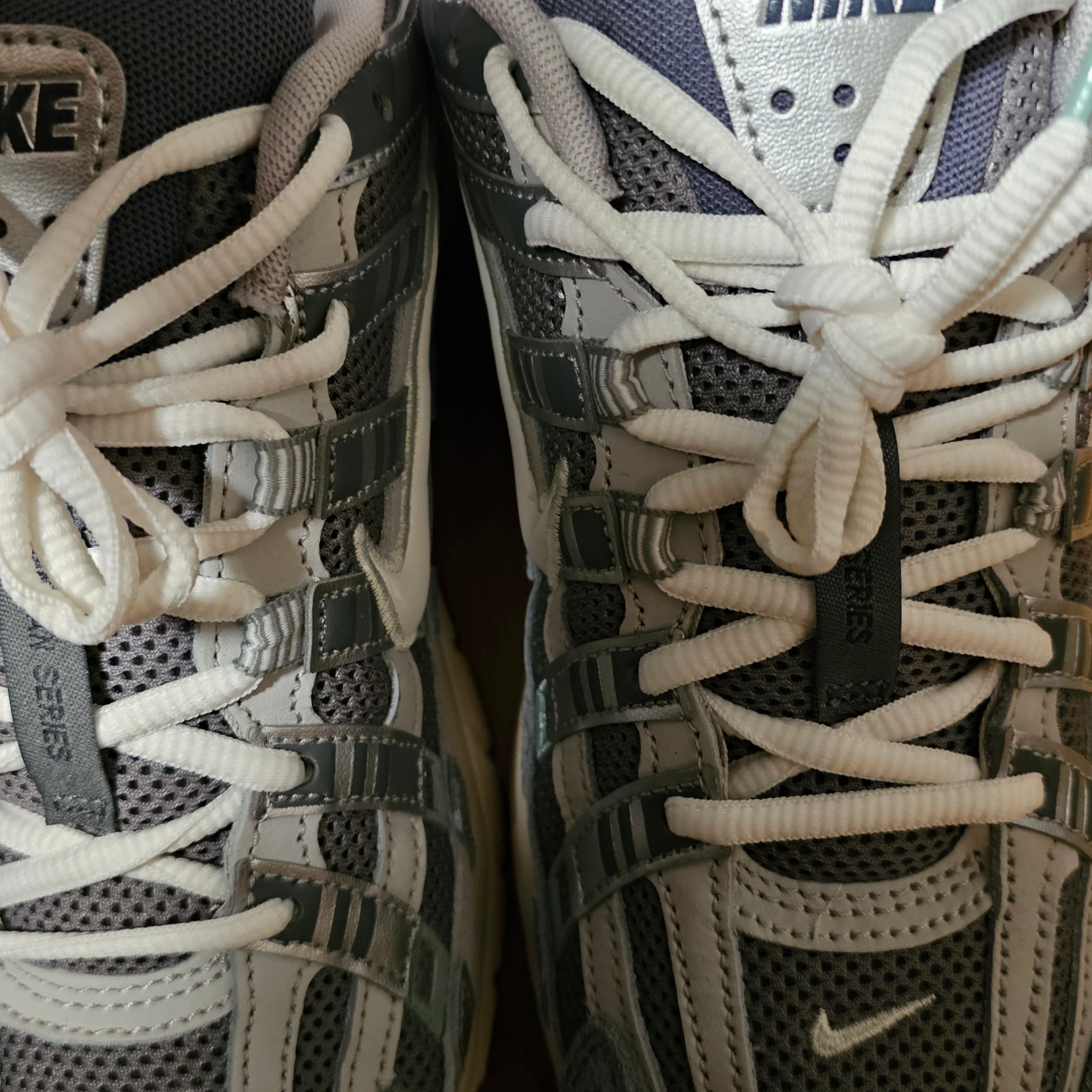 Nike P-6000 Flat Pewter Light Iron Ore 착용 스타일