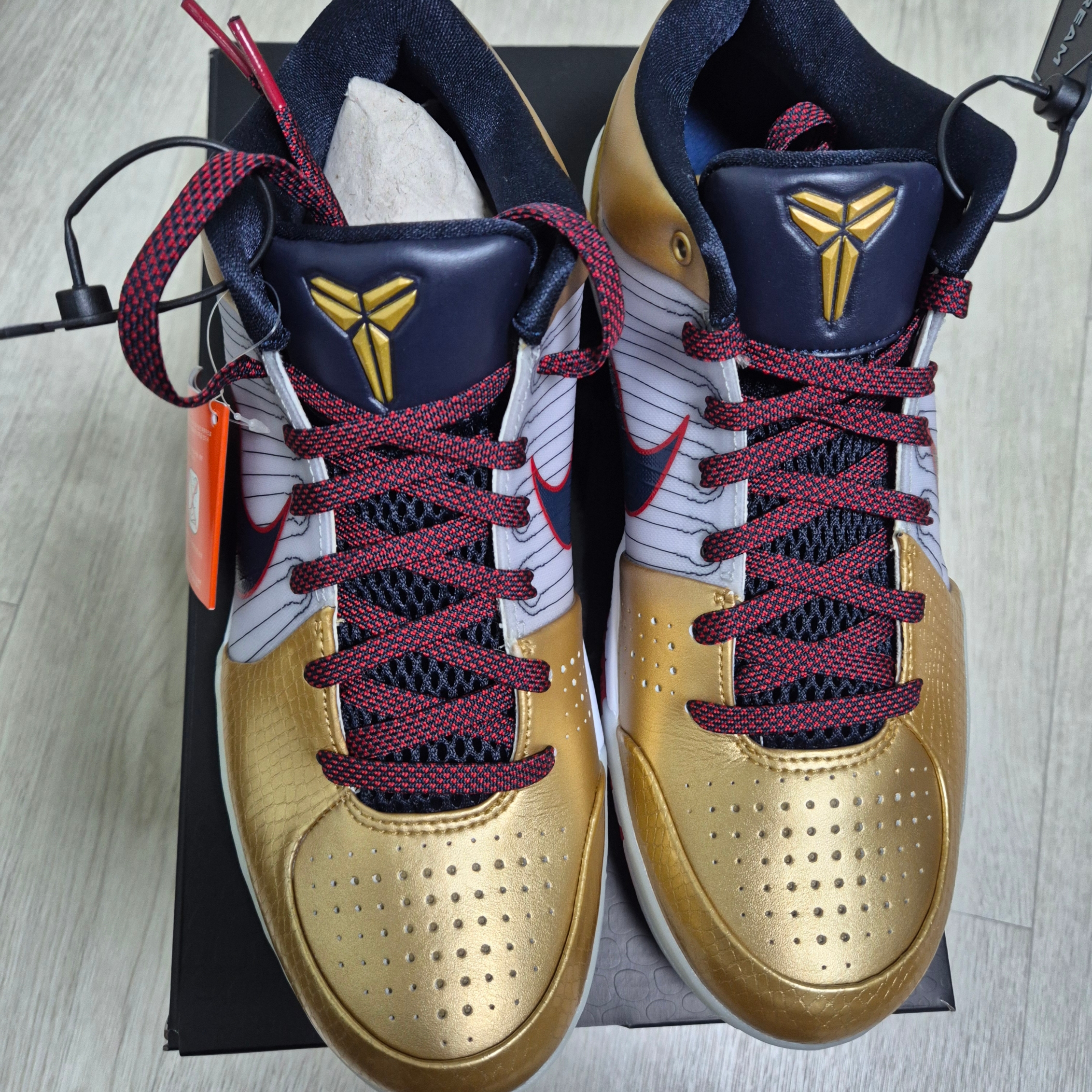Nike Kobe 4 Protro Metallic Gold and Dark Obsidian 착용 스타일 - 2