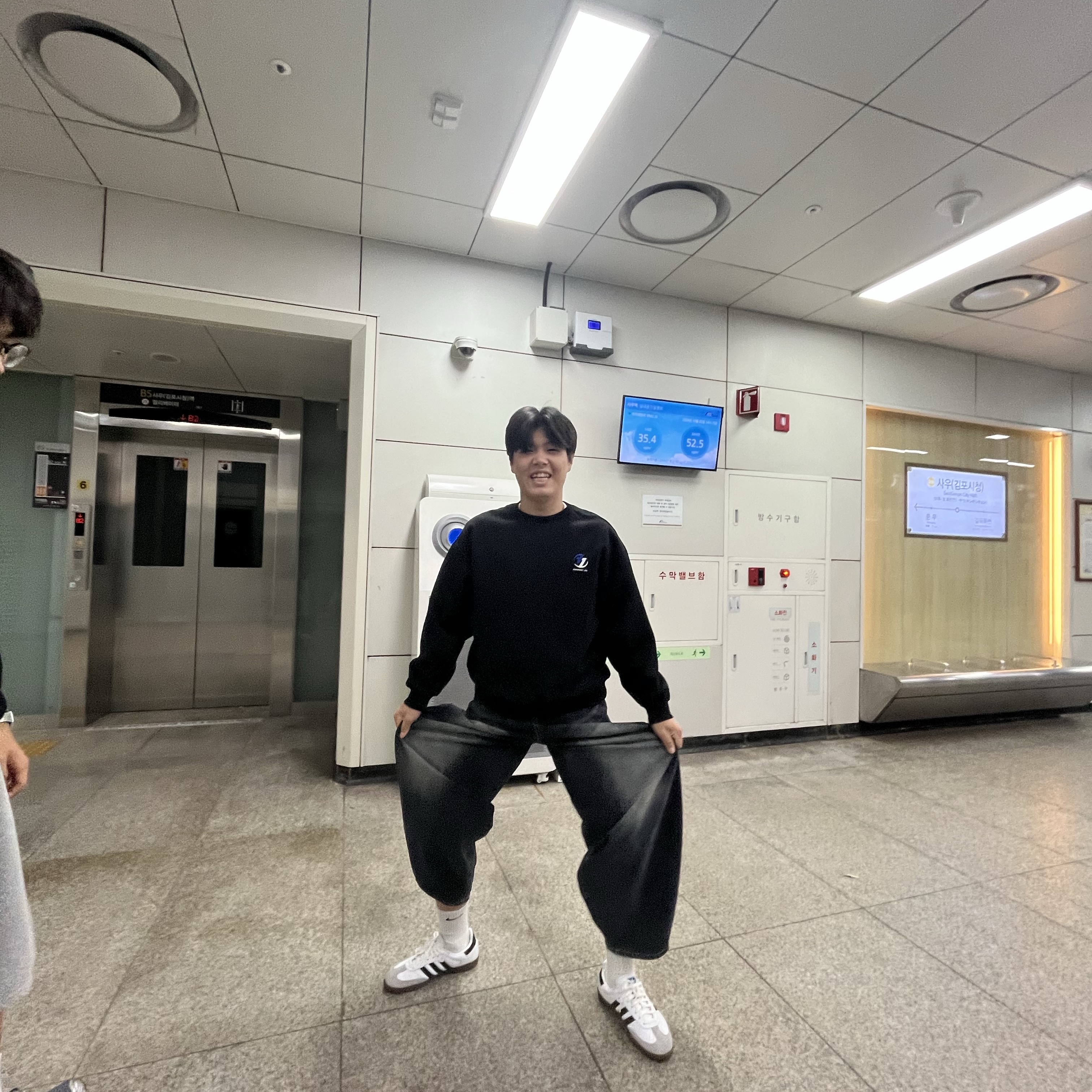 Zara x Ader Error Oversize Sweatshirt Black, Adidas Samba OG Cloud White 착용 스타일