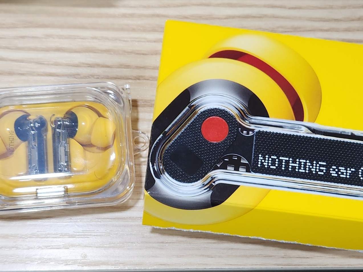 Nothing Ear (a) Yellow 착용 스타일