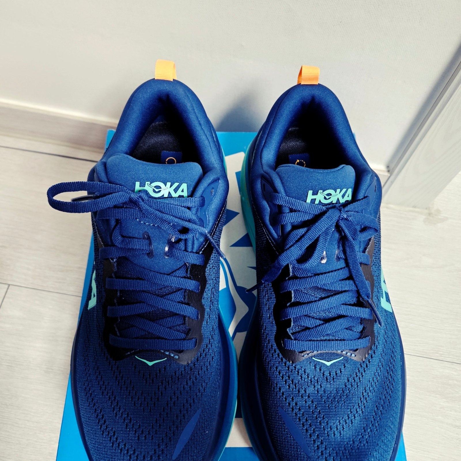 Hoka Bondi 8 Midnight Shoreline 착용 스타일 - 2