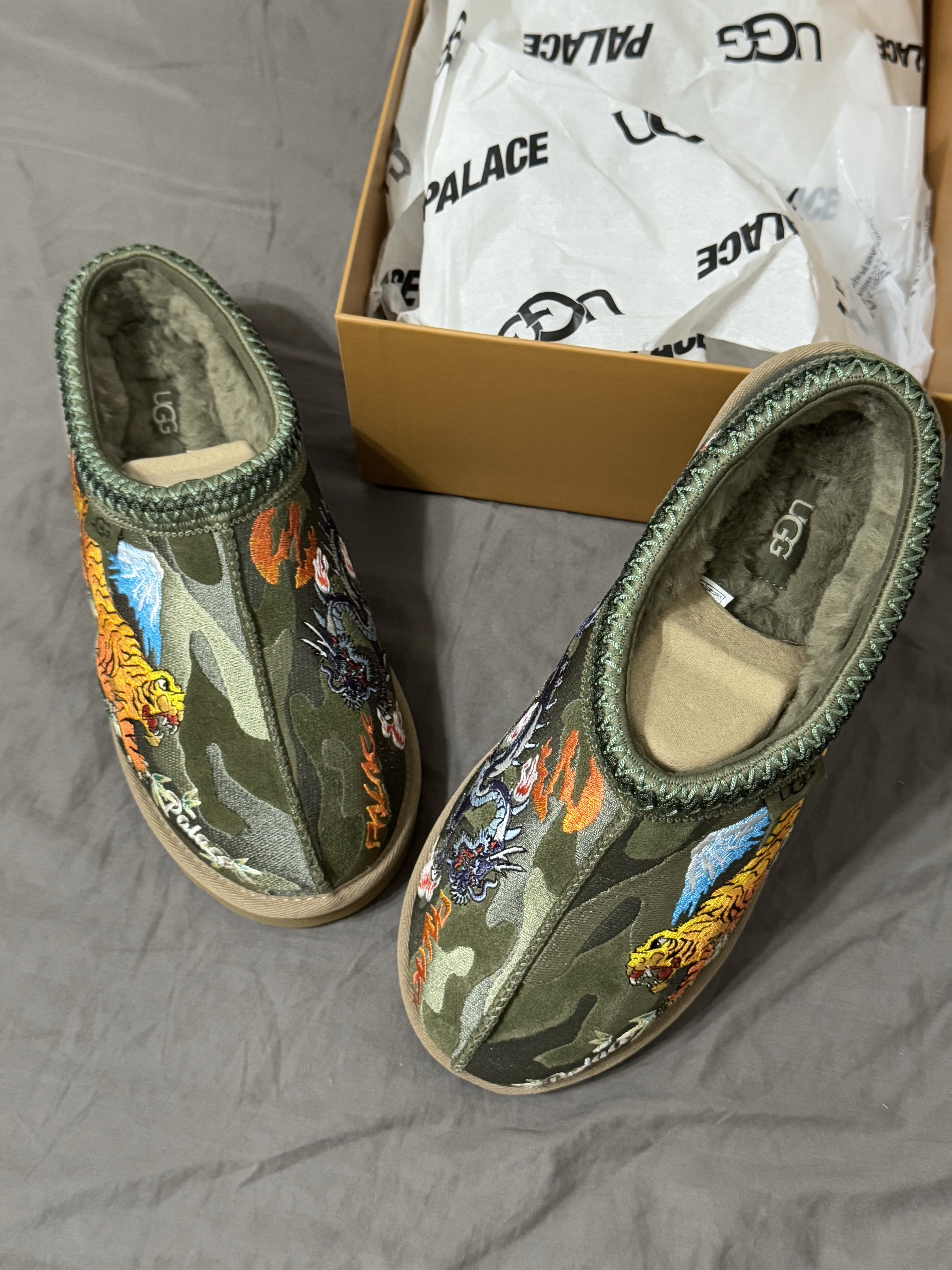 UGG x Palace Tasman Slipper Burnt Olive Camo 착용 스타일 - 1