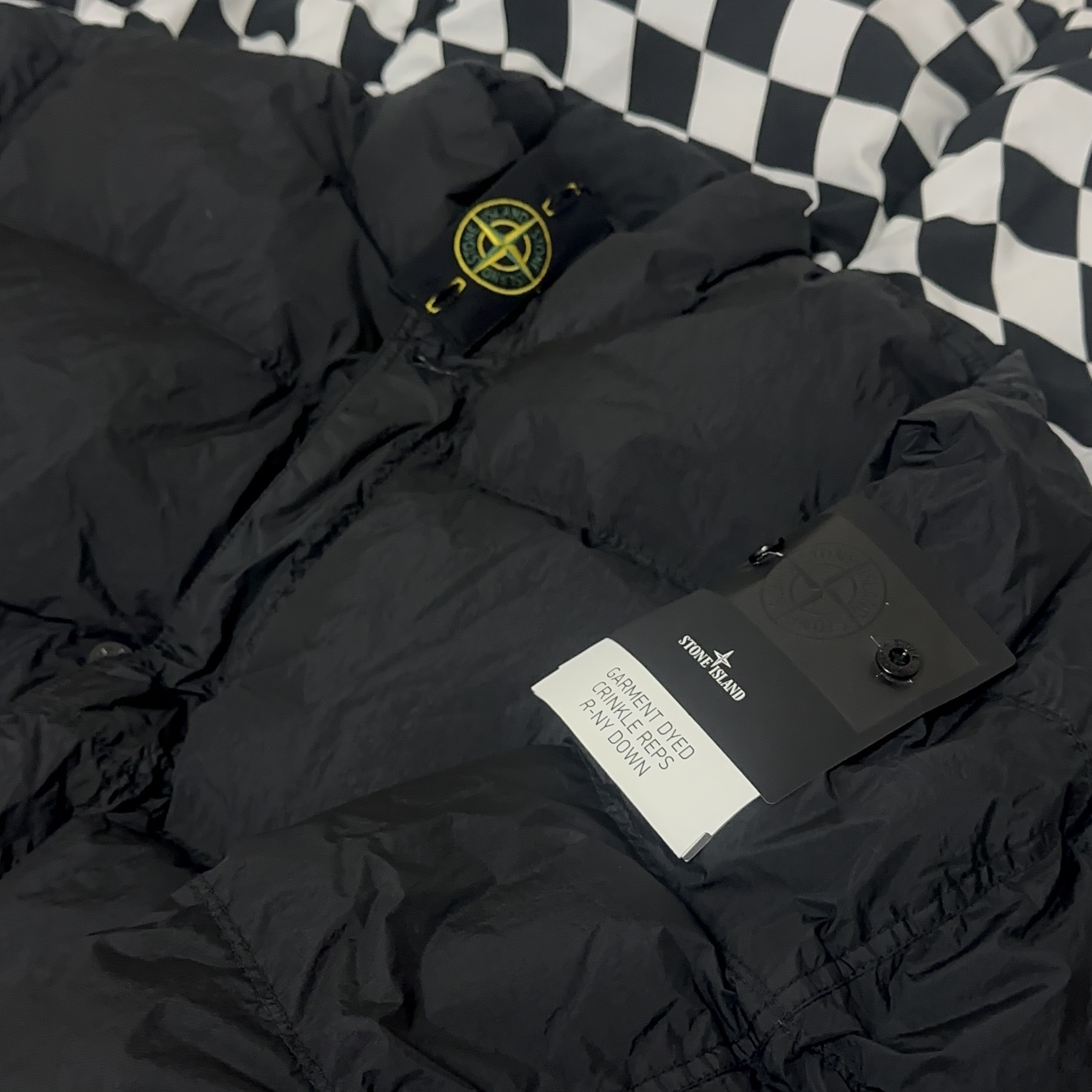 Stone Island 40123 Garment Dyed Crinkle Reps R-NY Down Jacket Black - 24FW 착용 스타일 - 1