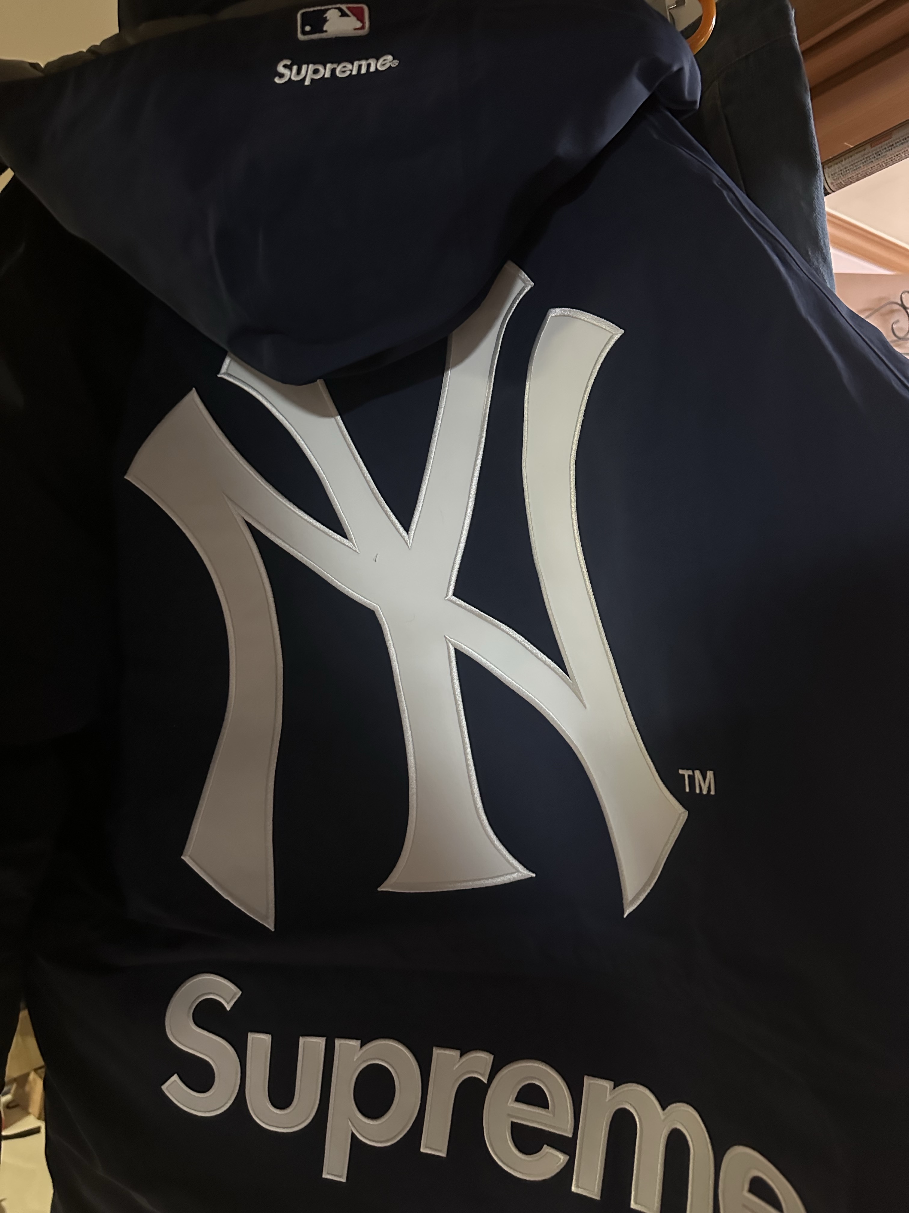 Supreme x New York Yankees Gore-Tex 700-Fill Down Jacket Navy - 21FW 착용 스타일
