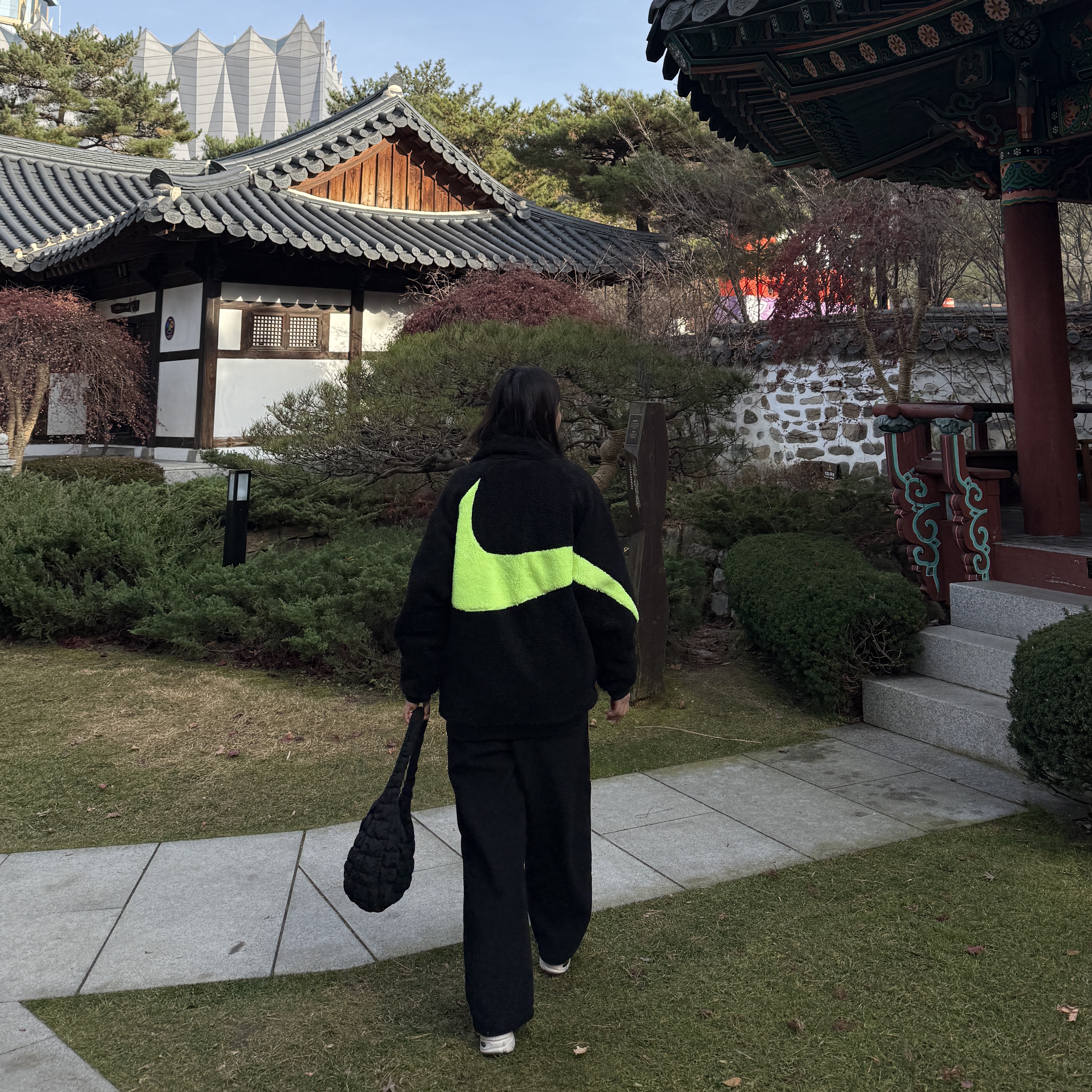 Nike Big Swoosh Full Zip Jacket Black Volt 착용 스타일