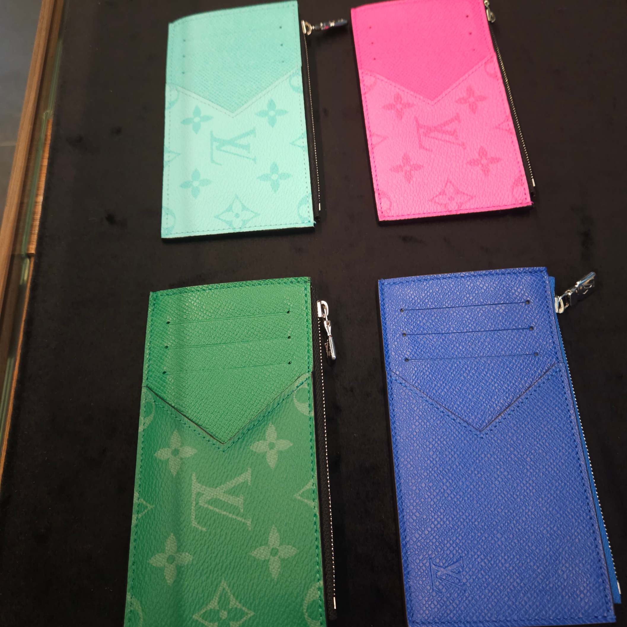 Louis Vuitton Coin Card Holder Taigarama Fuchsia 착용 스타일 - 2