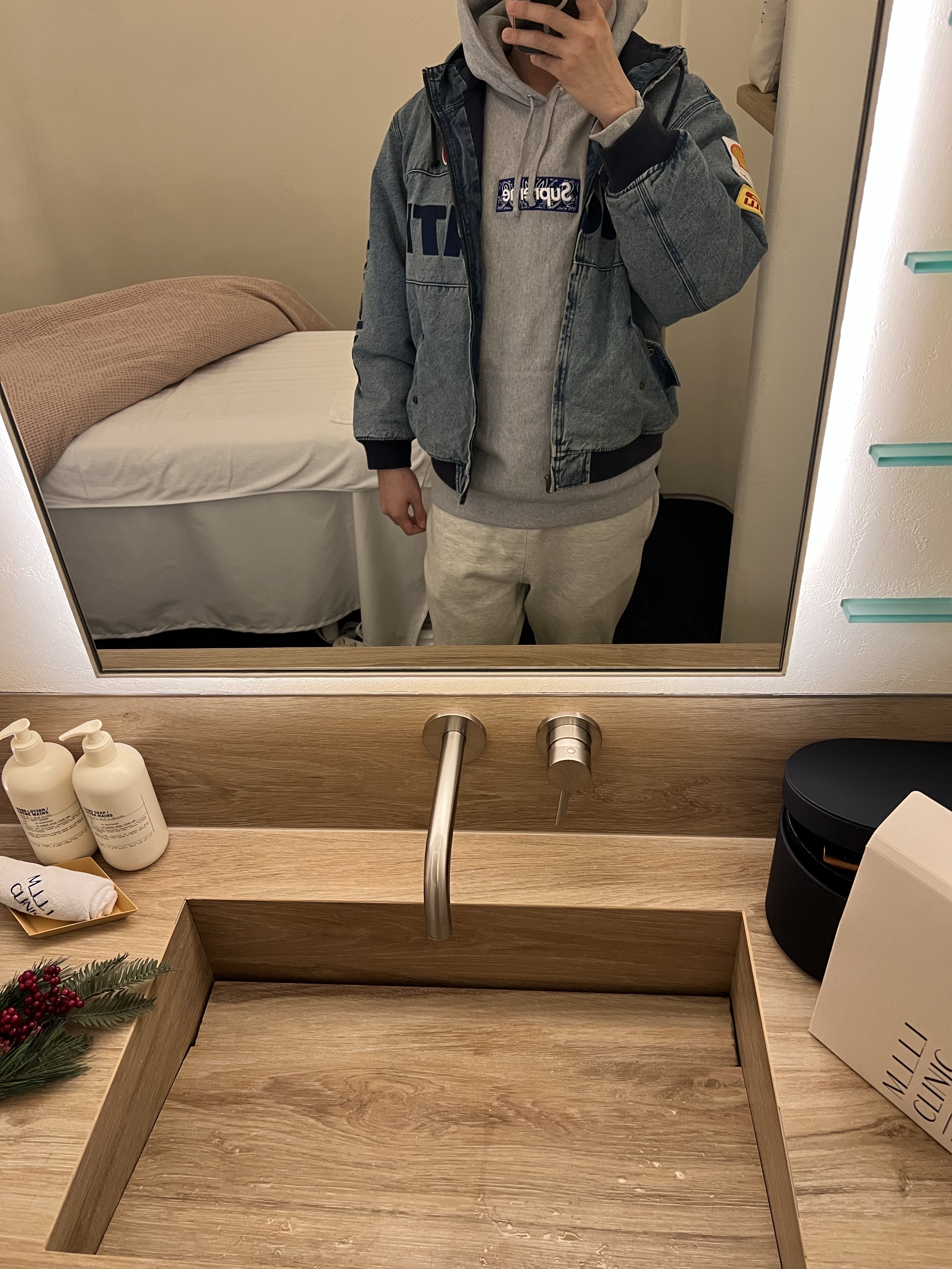 Supreme x Ducati Hooded Racing Jacket Denim - 24SS, Supreme Bandana Box Logo Hooded Sweatshirt Heather Grey - 19FW 착용 스타일