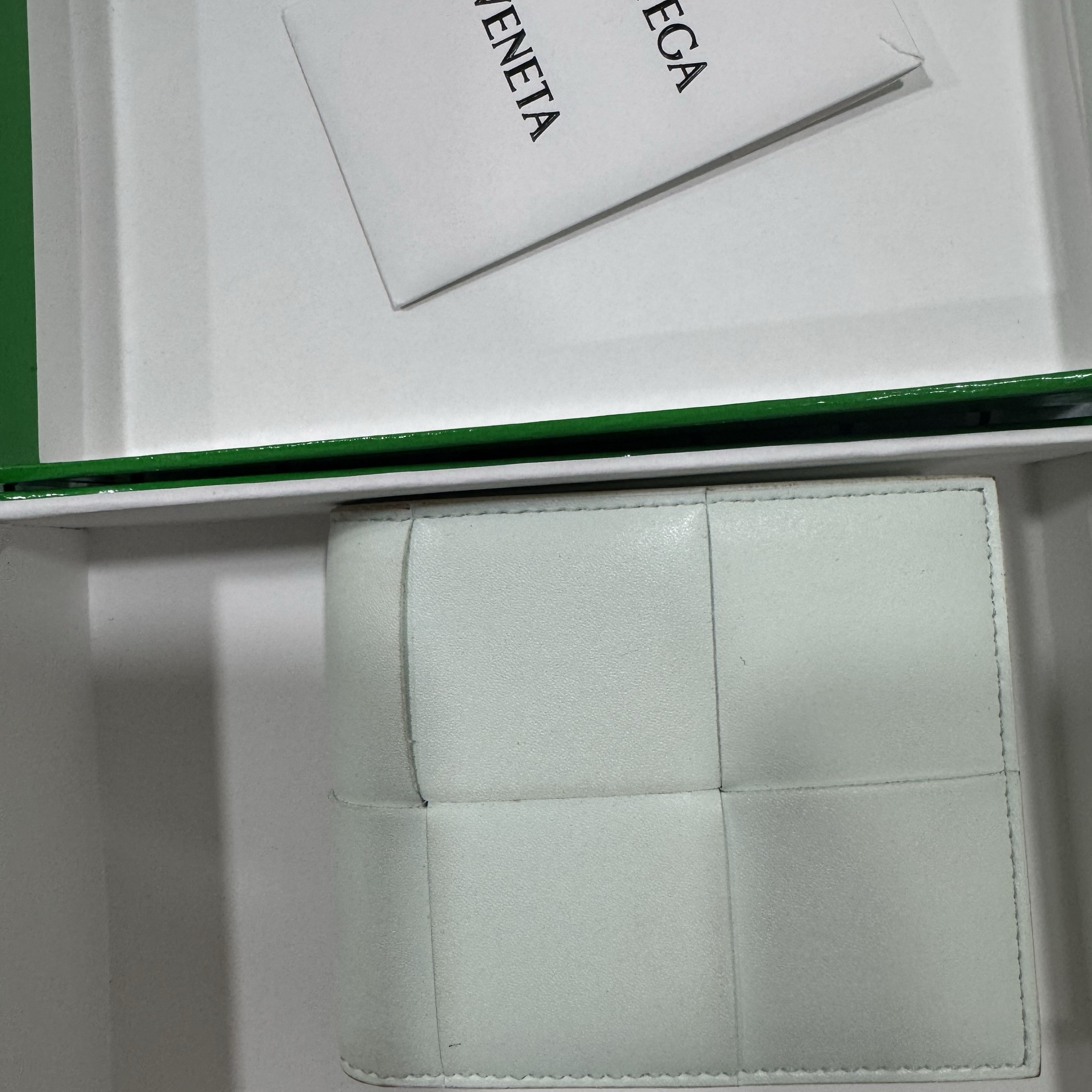 Bottega Veneta Cassette Bi-Fold Wallet Glacier 착용 스타일