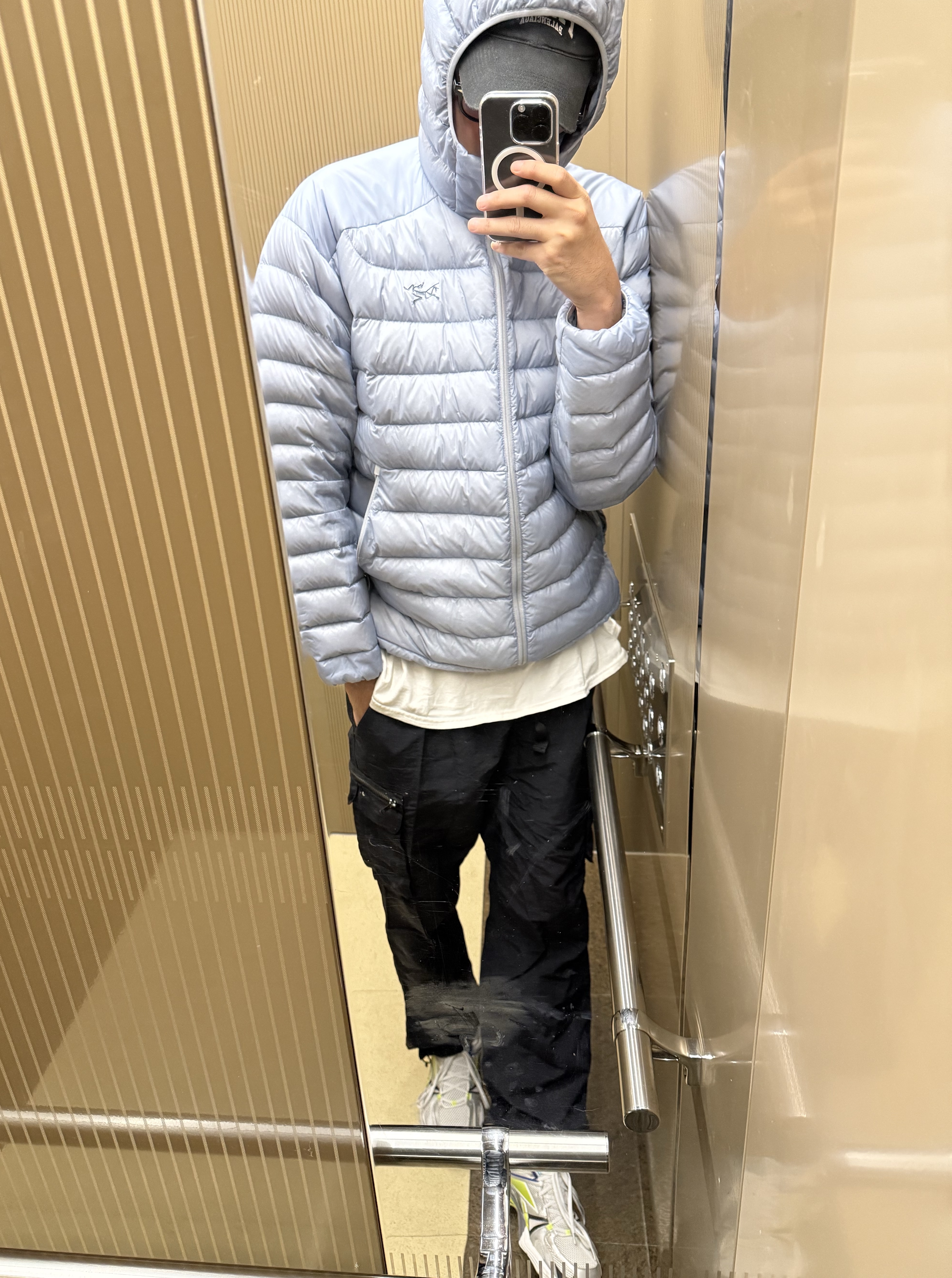 Arc'teryx Cerium Hoody Lucent, Reebok x Vetements Spike Runner 200 Silver Lime 착용 스타일