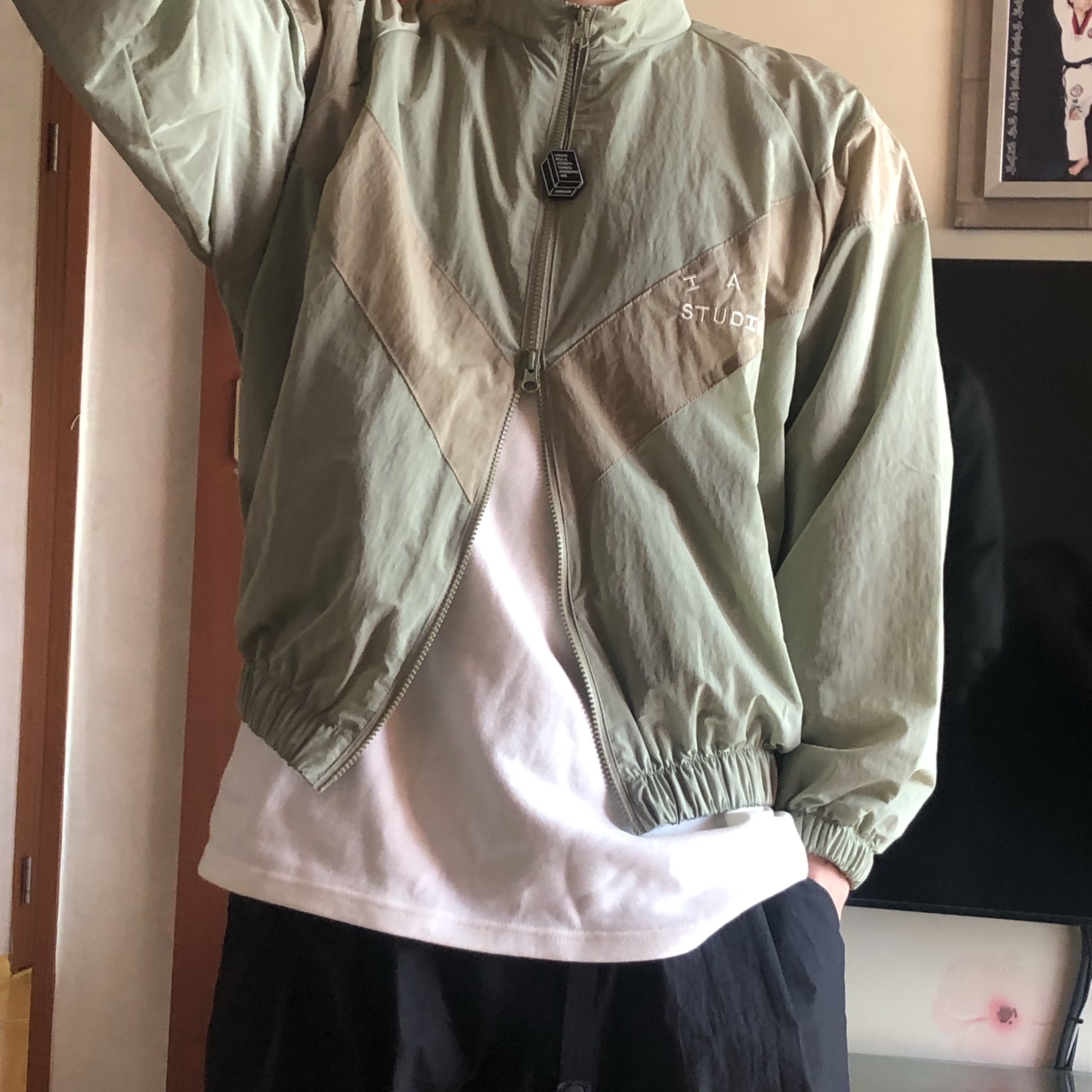 IAB Studio x D.P. Track Top Tea Green Mud 착용 스타일 - 1