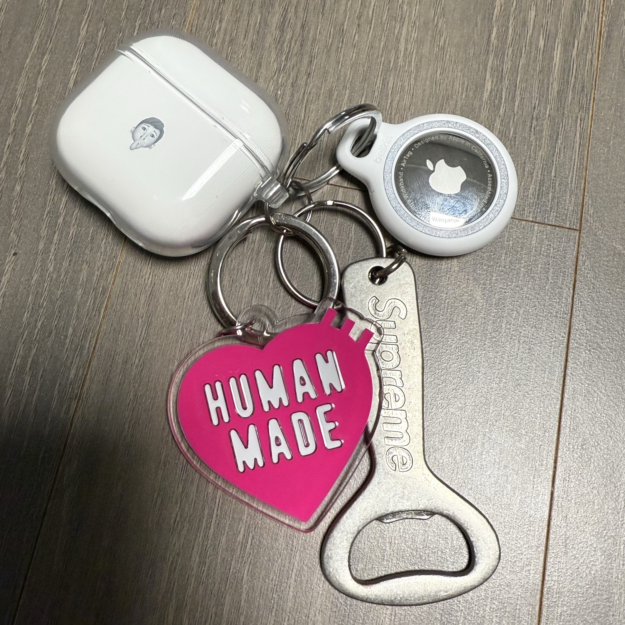 Belkin AirTag Reflective Holder Key Ring MSC003bt White, Supreme Bottle Opener Keychain Silver - 24FW 착용 스타일