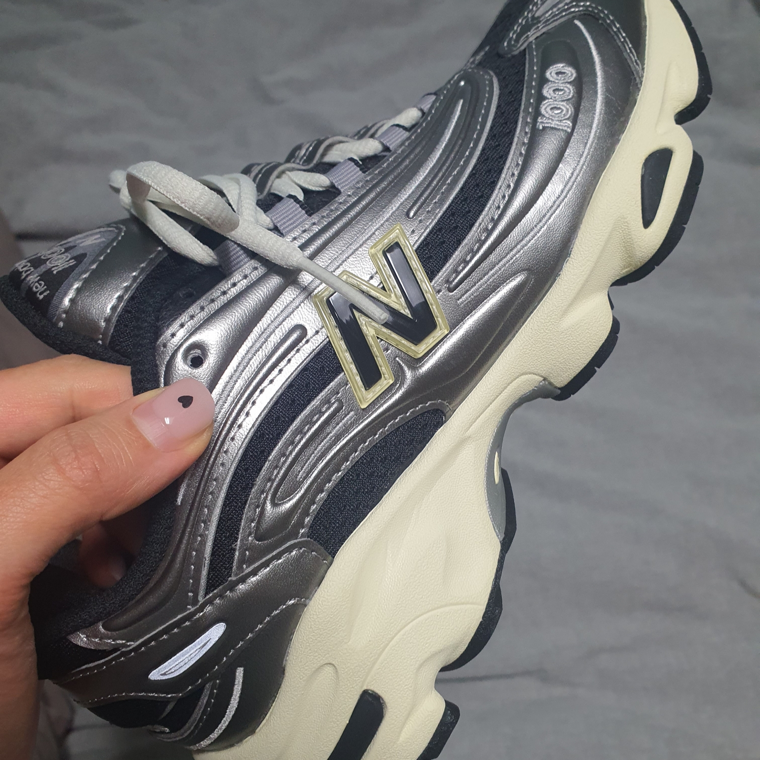 New Balance 1000 Silver Metallic Black 착용 스타일
