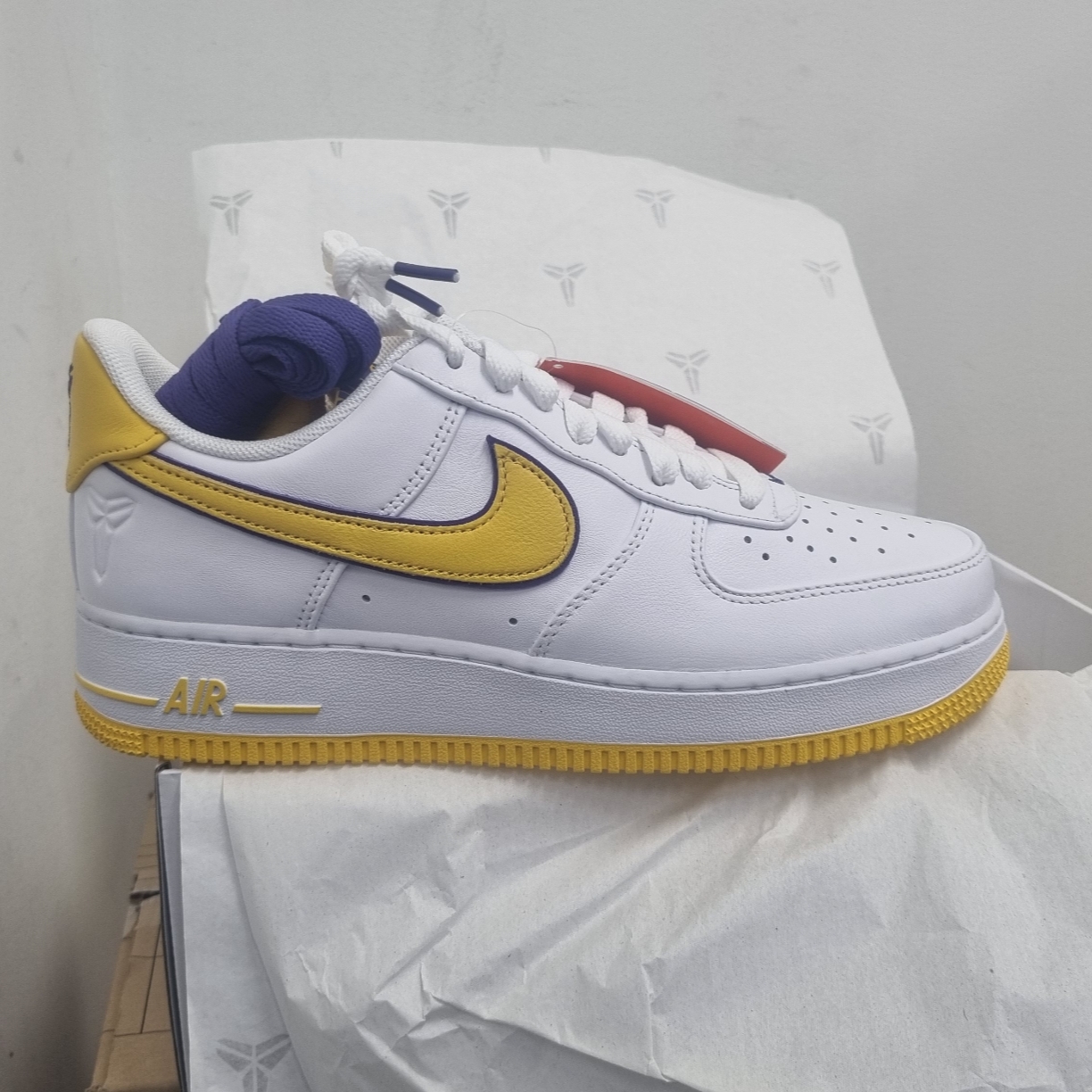 Nike x Kobe Bryant Air Force 1 Low Retro QS Varsity Maize and Varsity Purple 착용 스타일 - 2