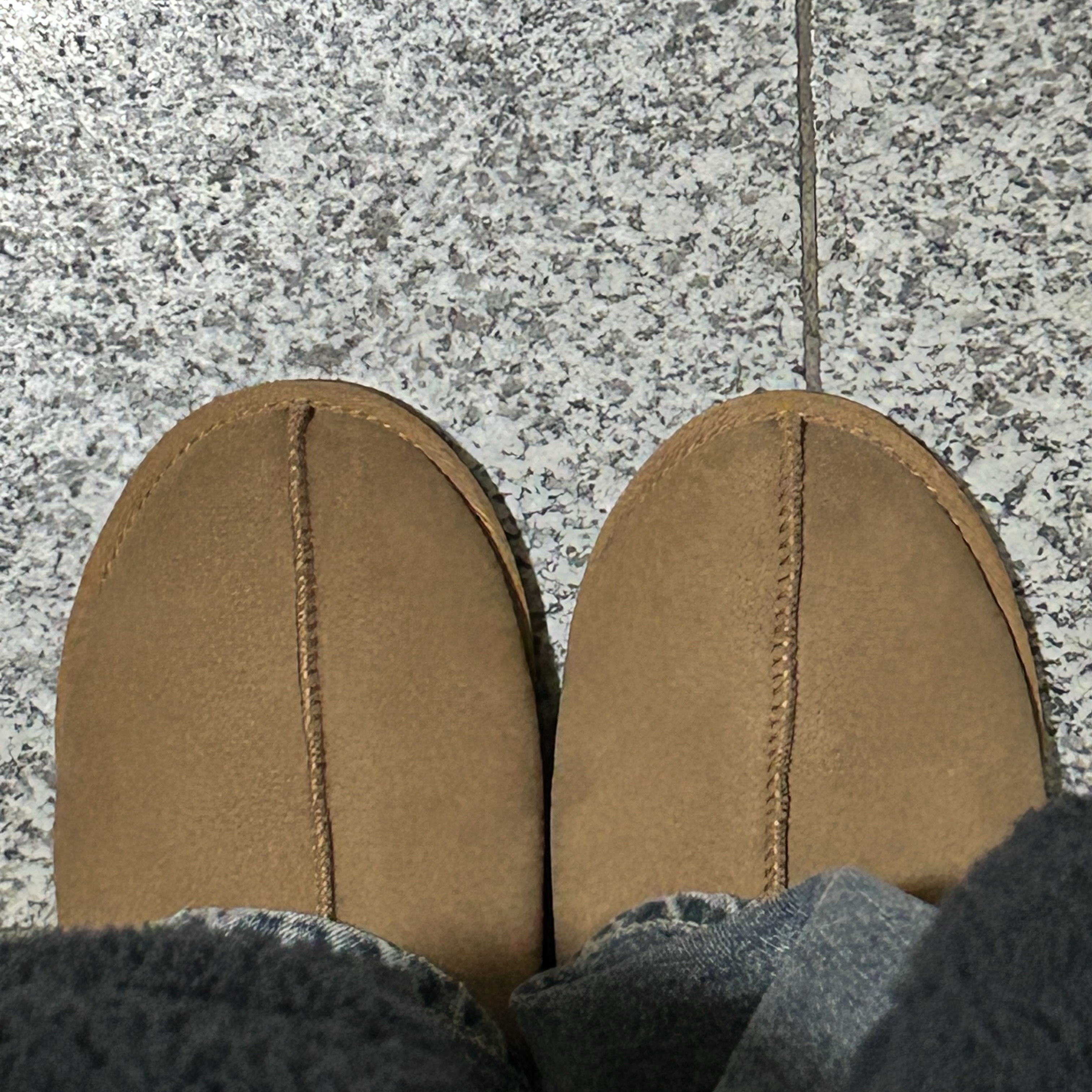 UGG Tasman Slipper Chestnut 착용 스타일