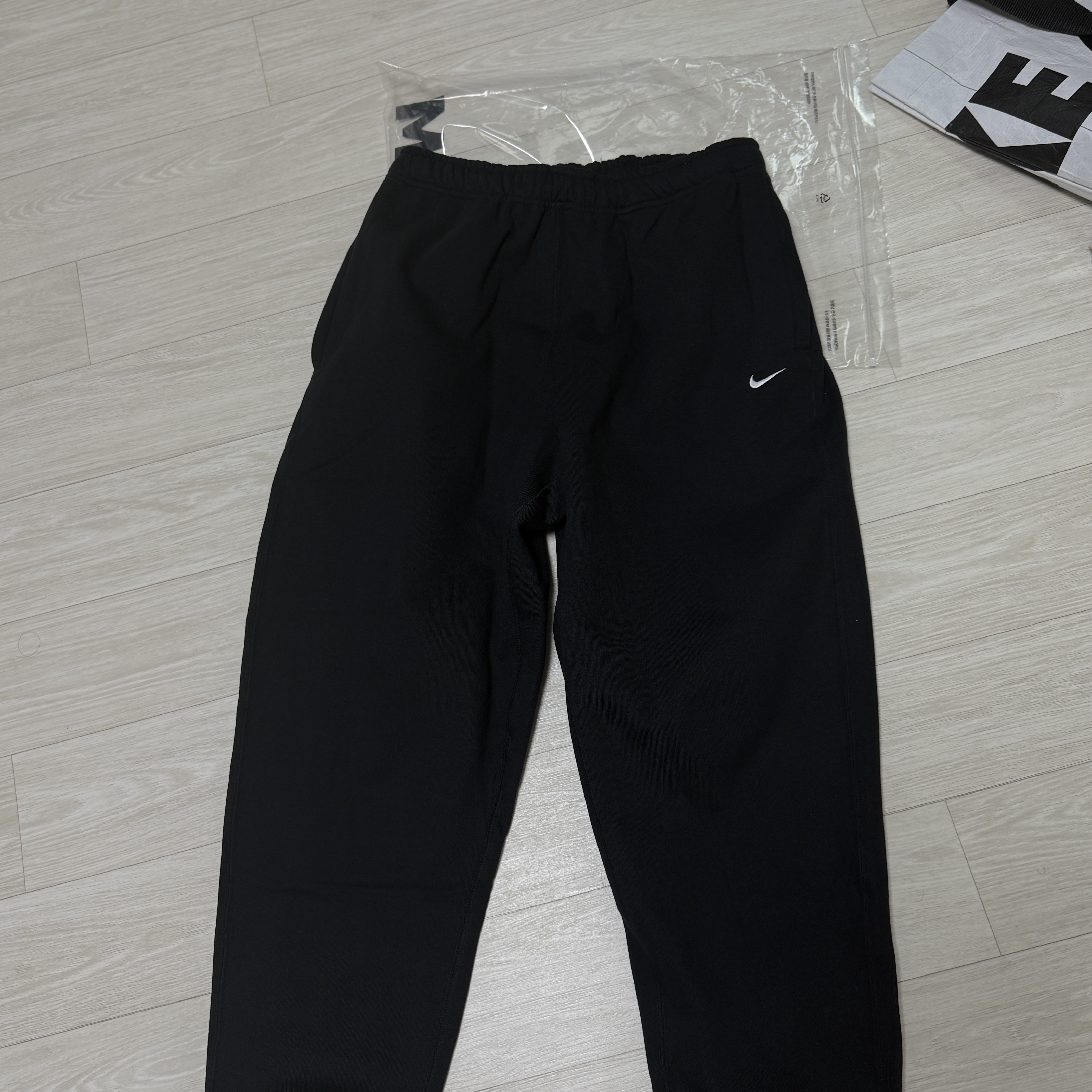 Nike NRG Solo Swoosh Fleece Pants Black White - Asia 착용 스타일