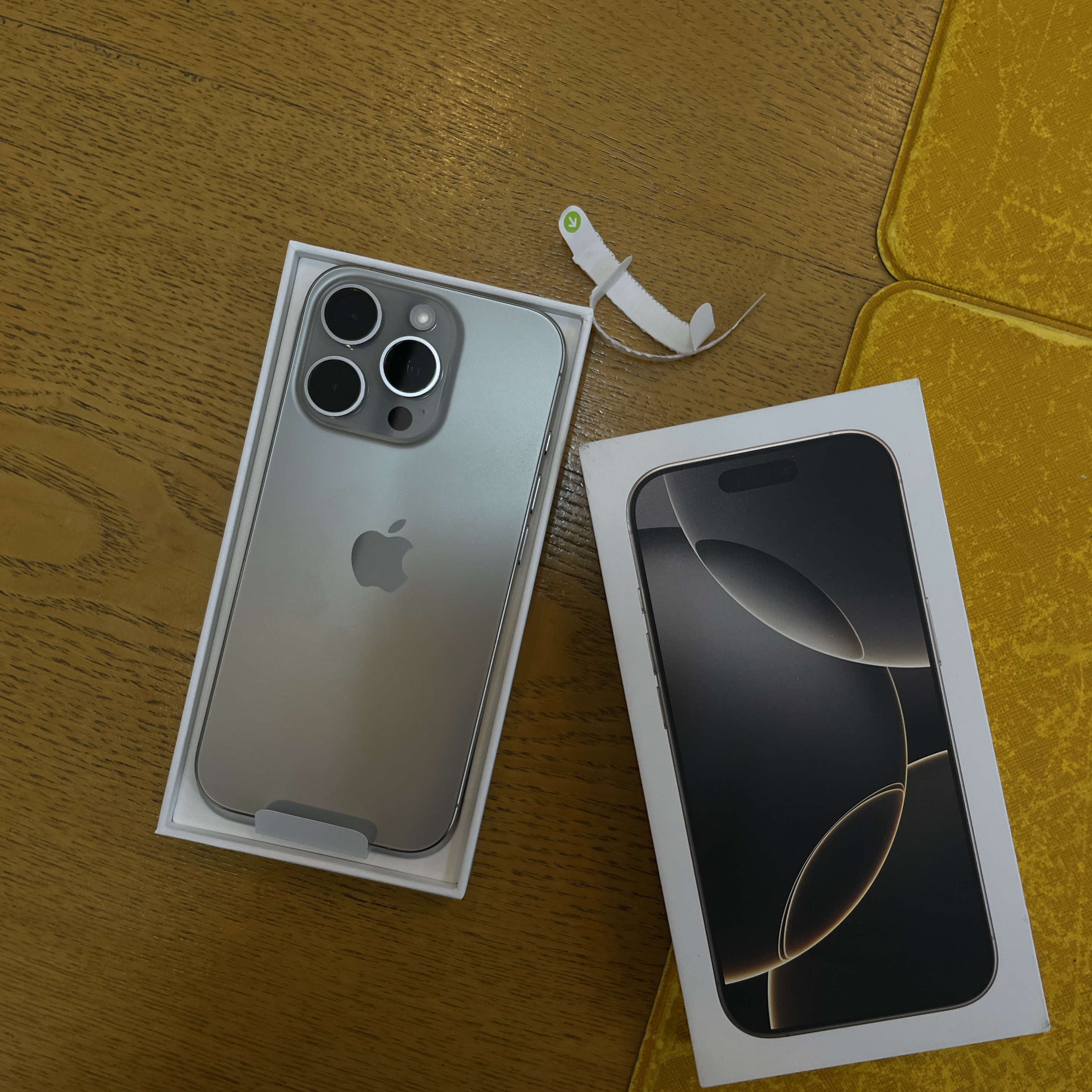 Apple iPhone 16 Pro 512GB Natural Titanium (Korean Ver.) 착용 스타일