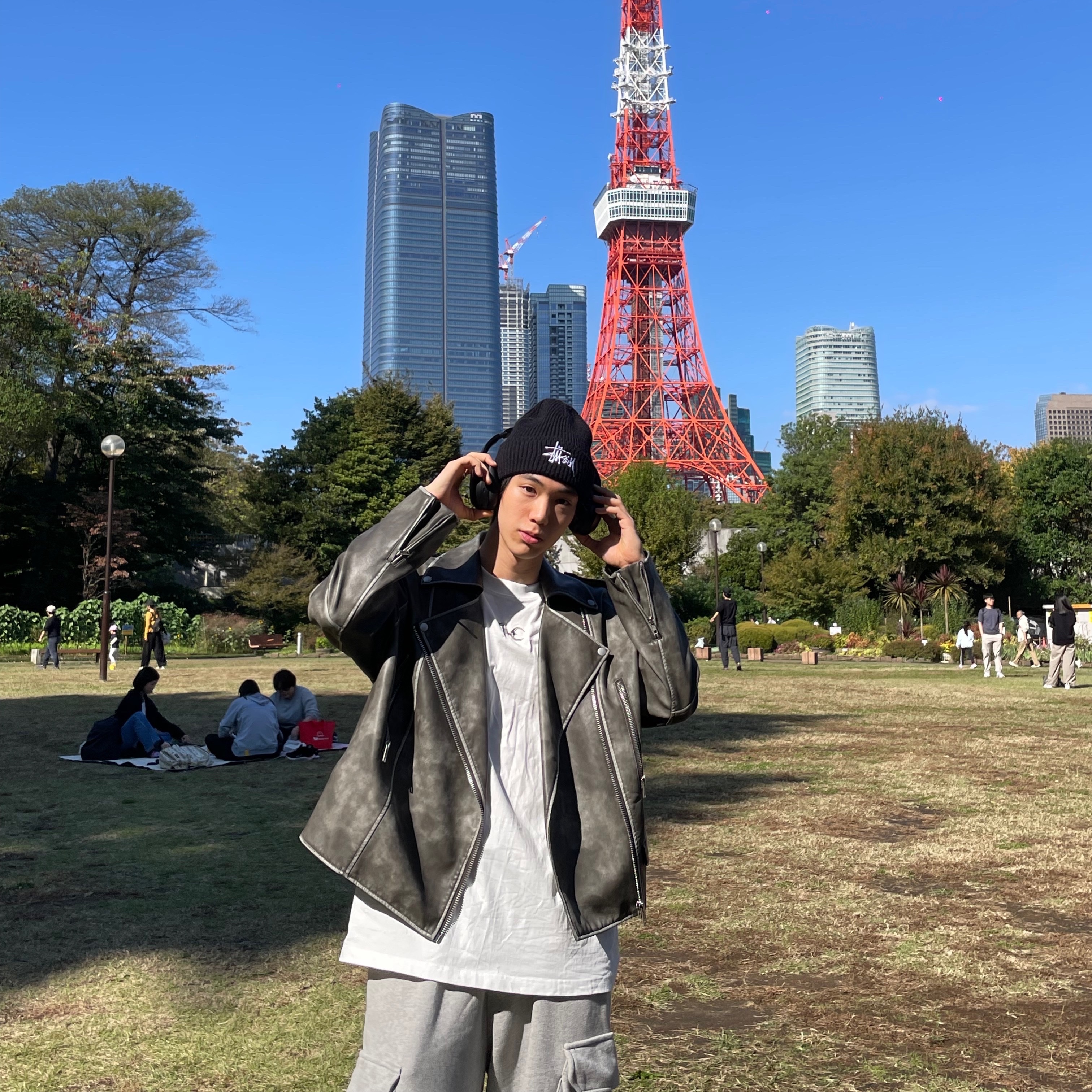 Stussy Basic Cuff Beanie Black 착용 스타일 - 3