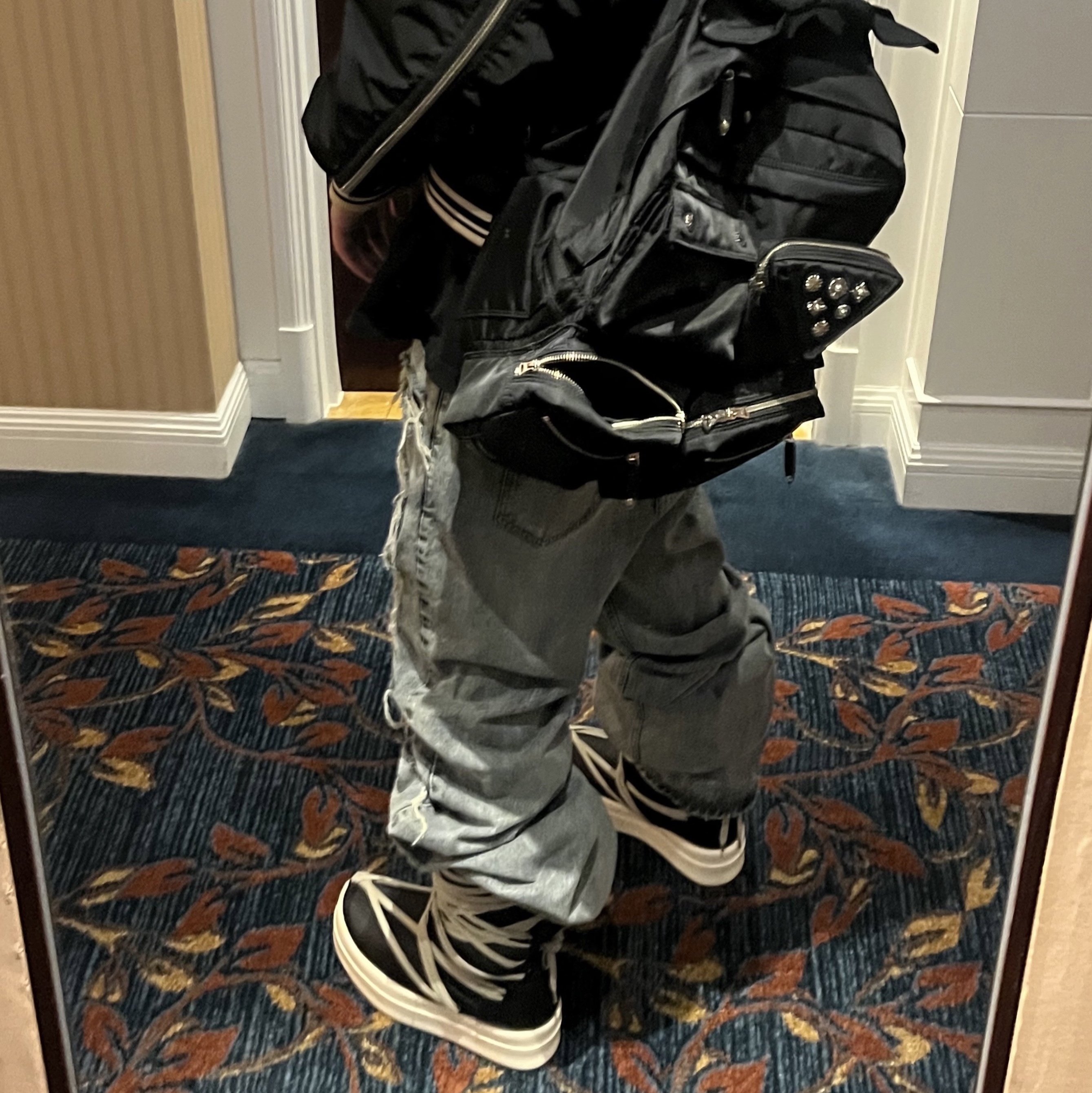 OMO Distressed Flared Jean Blue 착용 스타일
