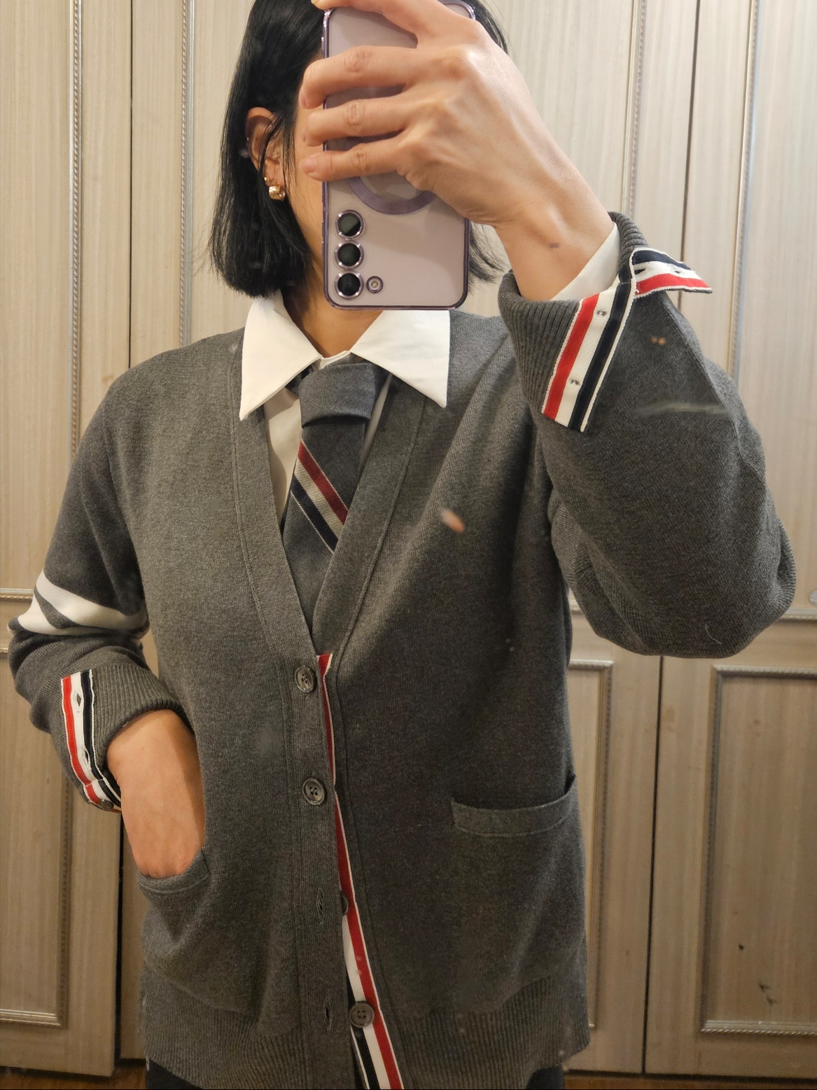 Thom Browne Milano Stitch 4-Bar Cardigan Medium Grey, Thom Browne Engineered Stripe Necktie in Wool Dark Grey 착용 스타일 - 3