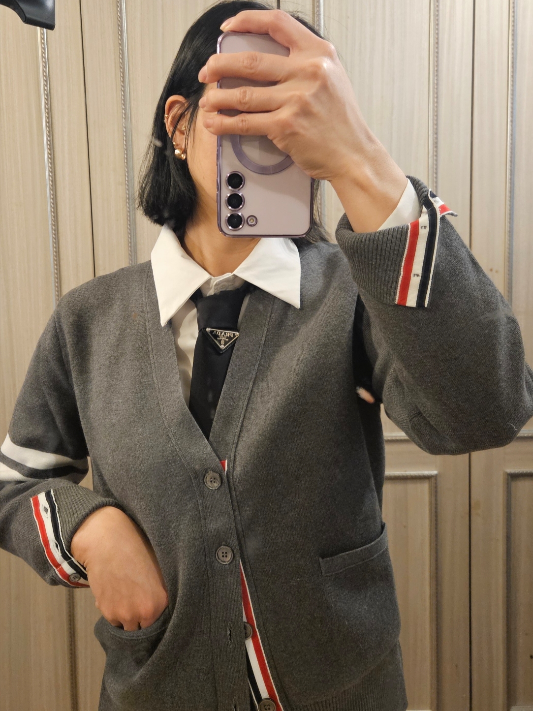 Thom Browne Milano Stitch 4-Bar Cardigan Medium Grey, Thom Browne Engineered Stripe Necktie in Wool Dark Grey 착용 스타일 - 2