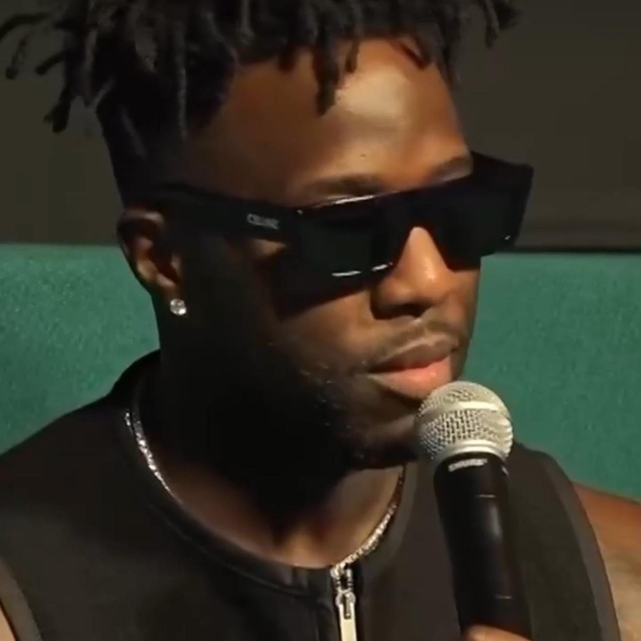 Celine Monochroms 02 Sunglasses in Acetate Black, Jordan 4 x Nigel Sylvester RM SP Fence Green 착용 스타일 - 3