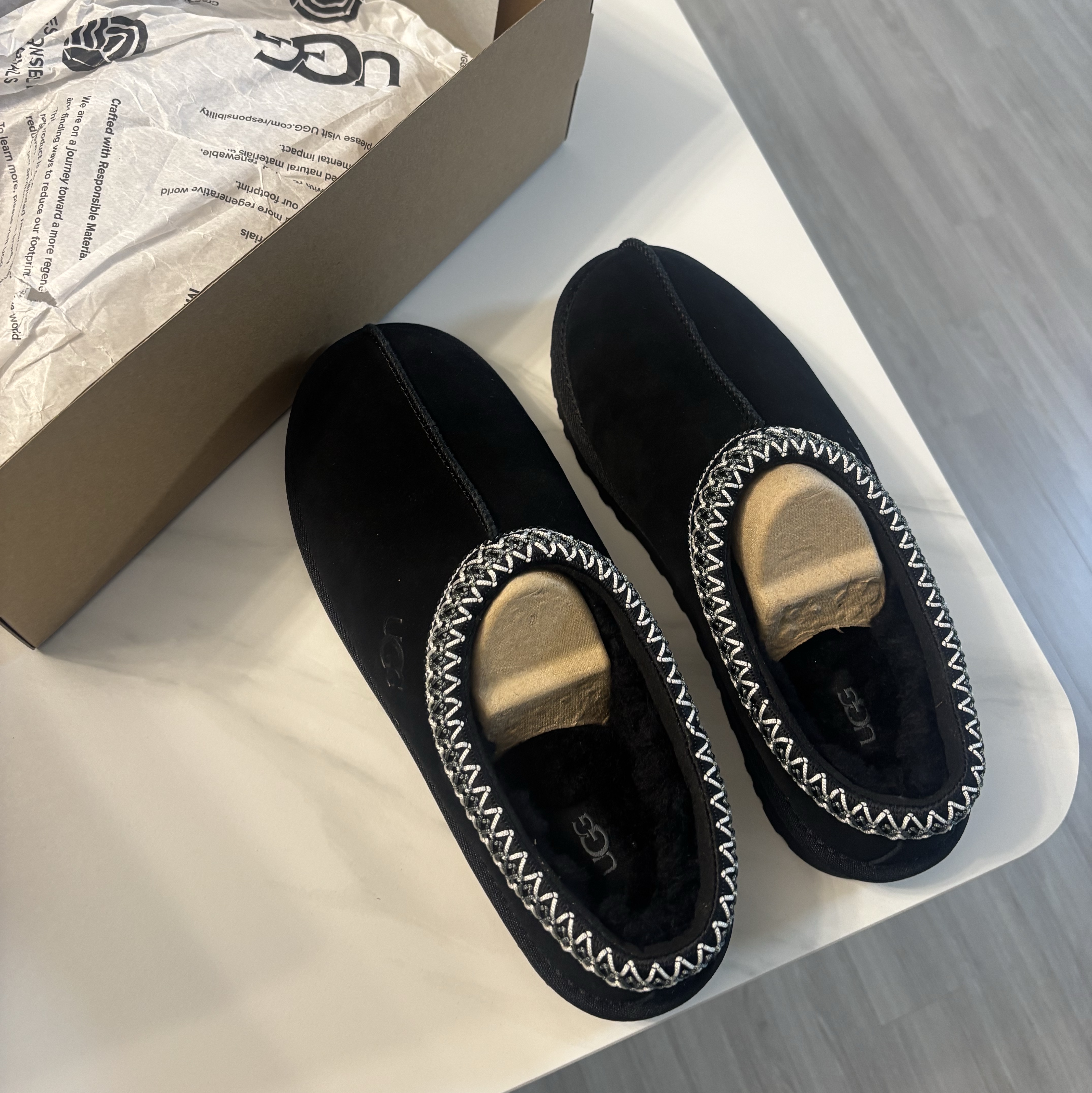 UGG Tasman Black 착용 스타일