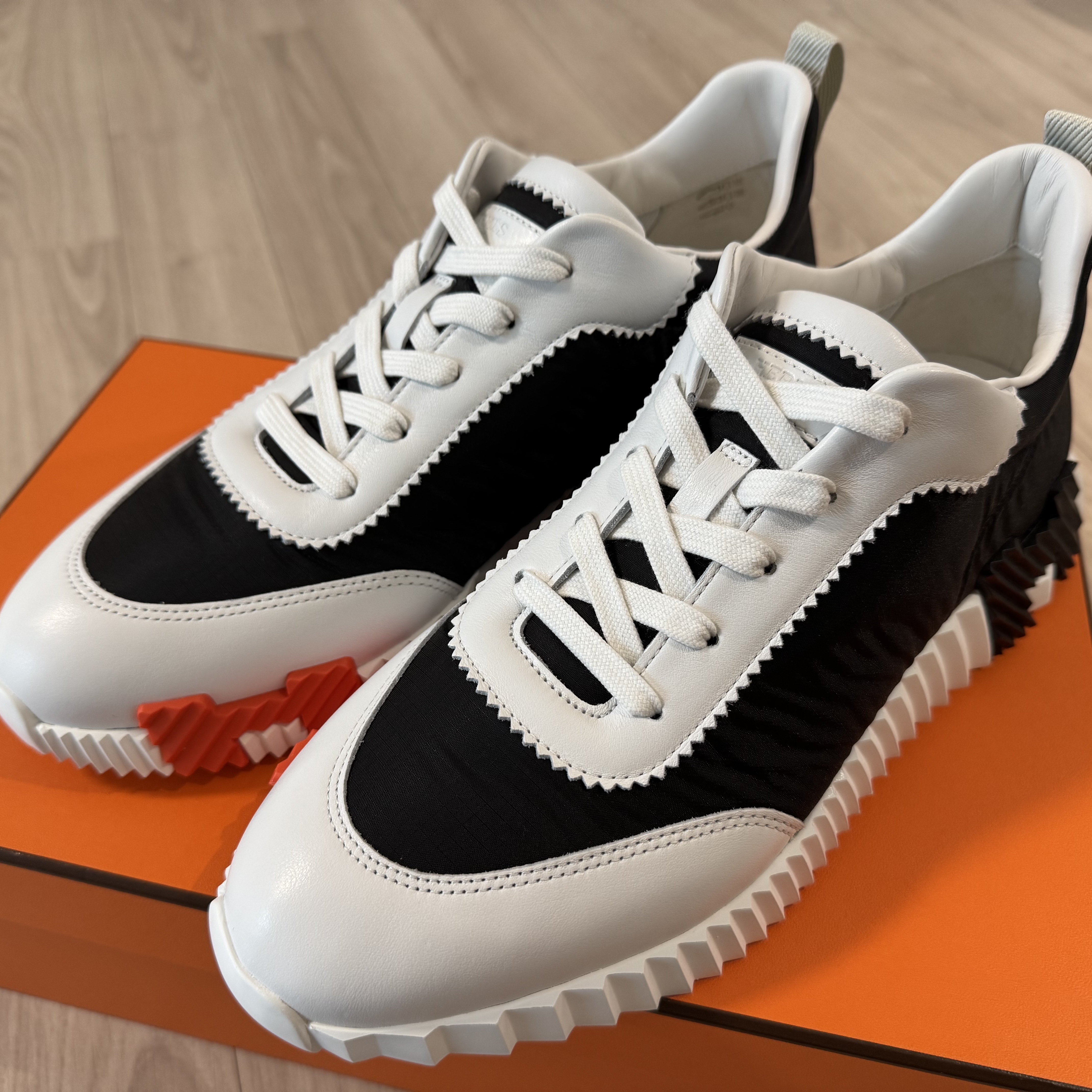 Hermes Bouncing Sneakers Ripstop Fabric Calfskin & Noir Blanc 착용 스타일
