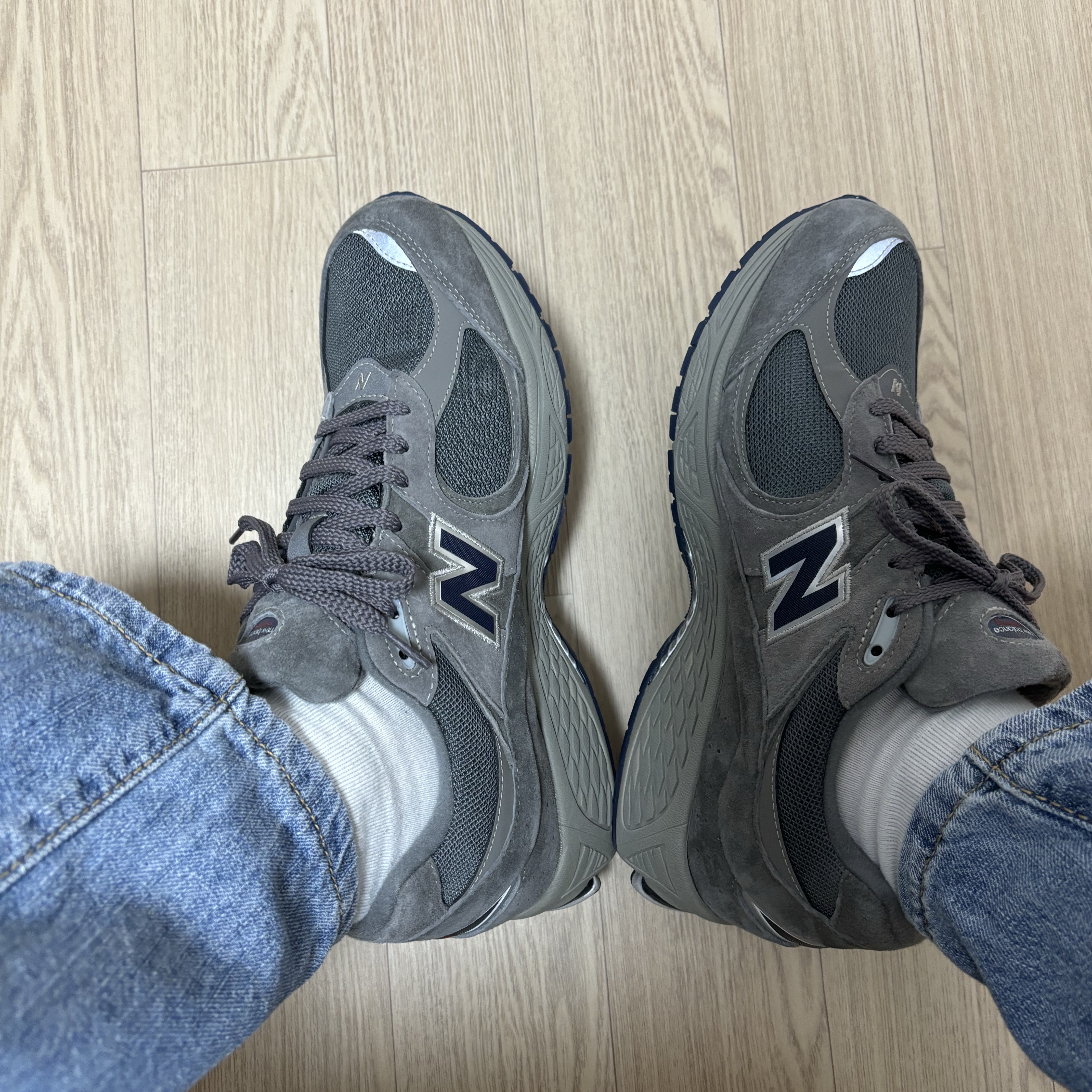 New Balance 2002R Gore-Tex Castlerock Natural Indigo 착용 스타일