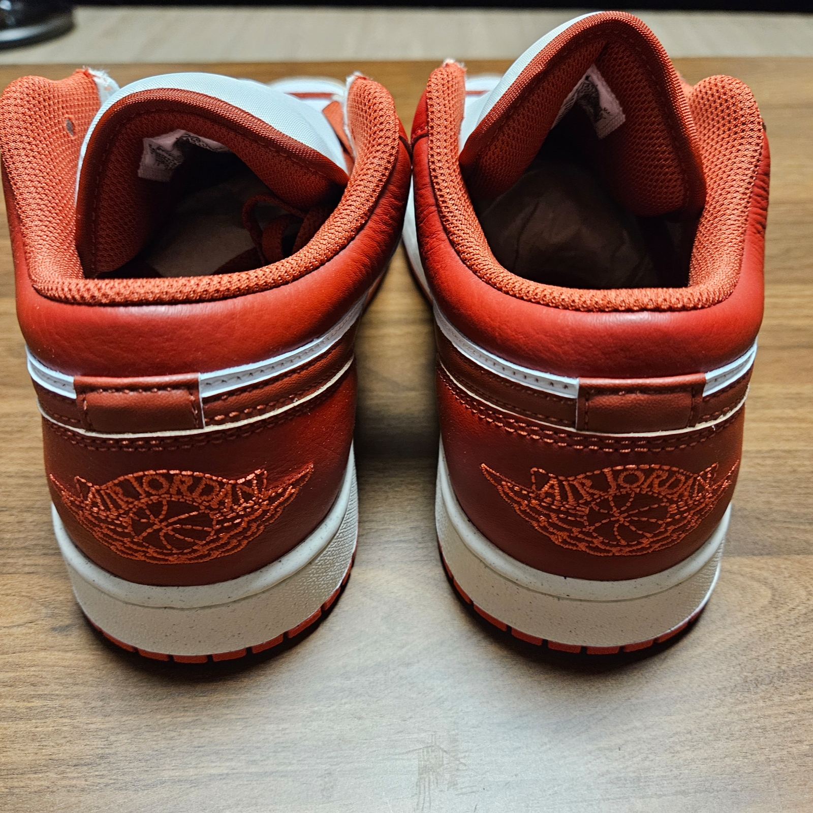 Jordan 1 Low SE Dune Red White 착용 스타일