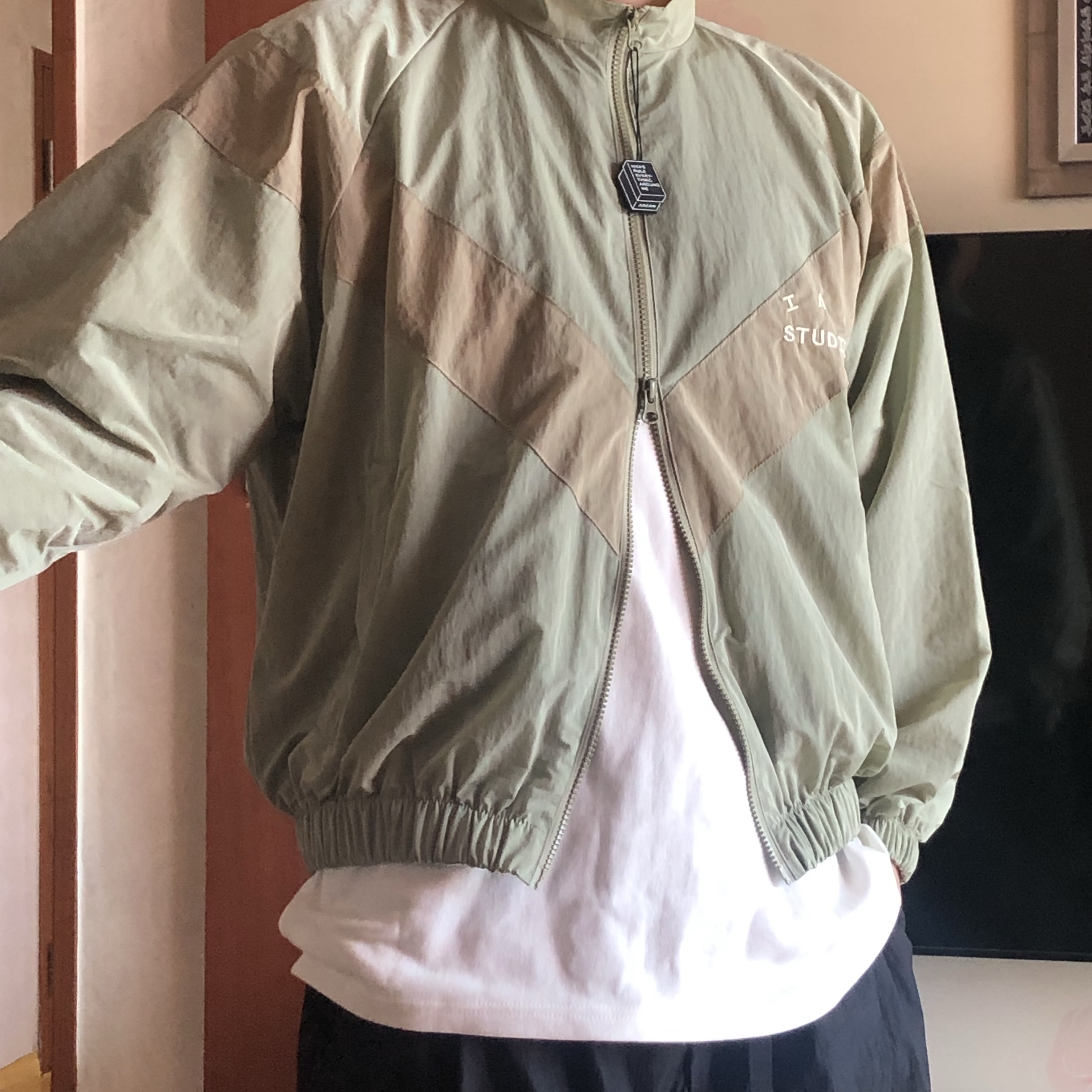 IAB Studio x D.P. Track Top Tea Green Mud 착용 스타일 - 2