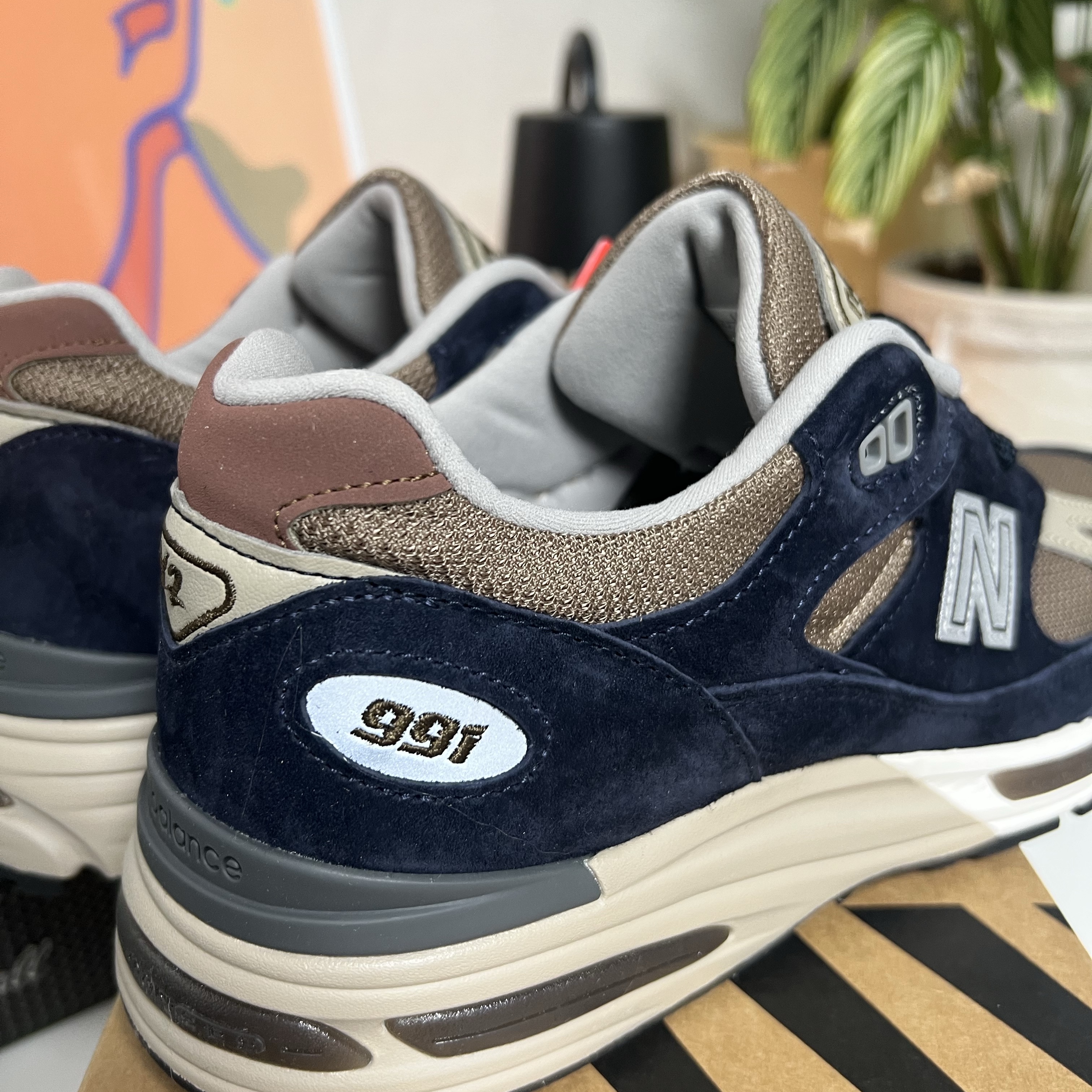 New Balance 991v2 Made in UK After Midnight Sepia Tint 착용 스타일 - 3