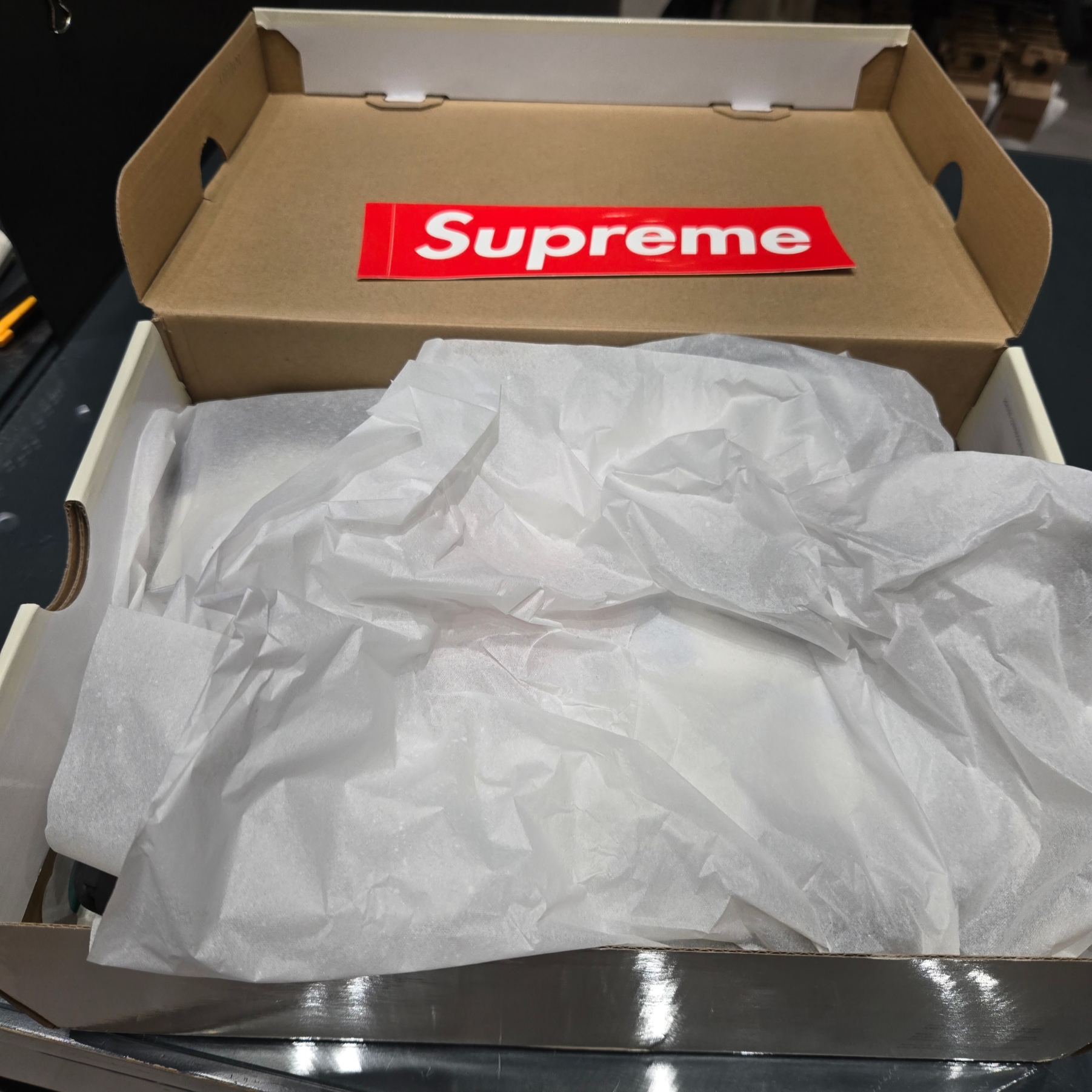 Nike x Supreme SB Darwin Low White 착용 스타일 - 2