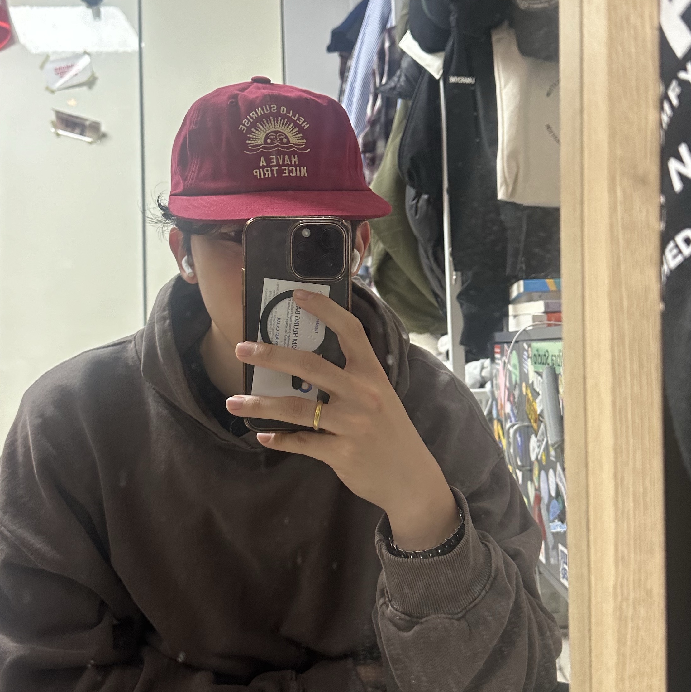 Hello Sunrise VTG Arch Logo Relaxed Fit Cap Red 착용 스타일