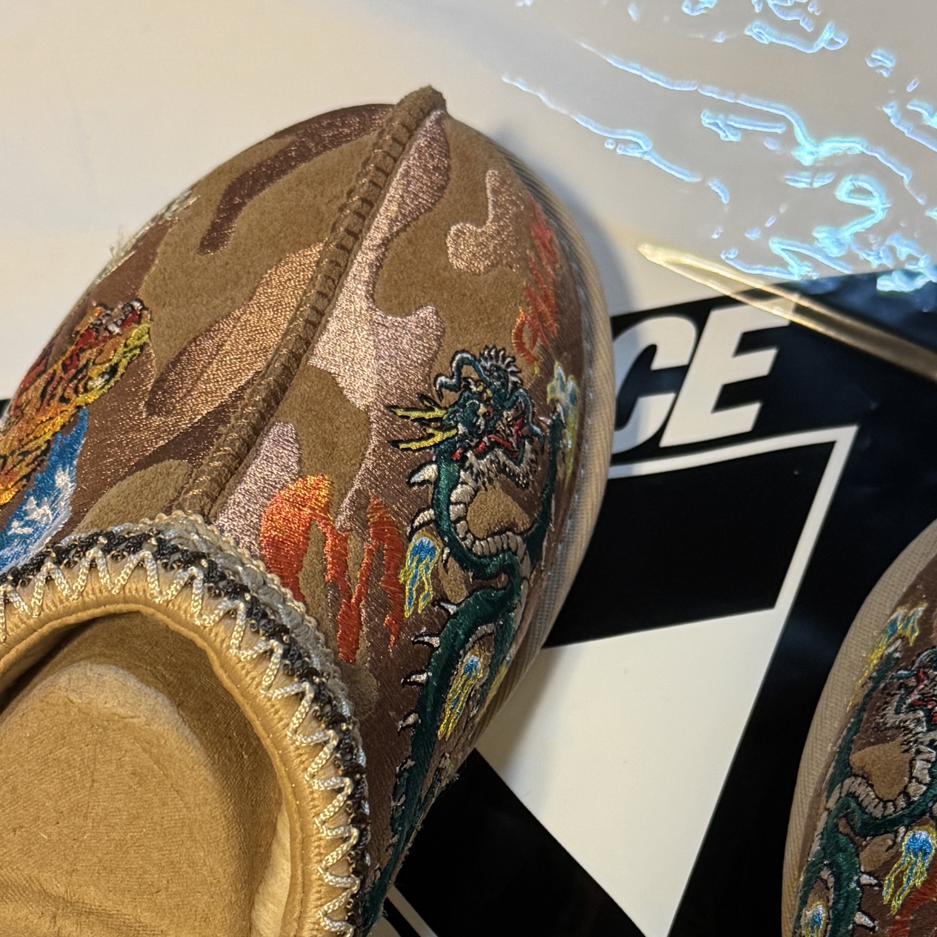 UGG x Palace Tasman Slipper Chestnut Camo 착용 스타일 - 3
