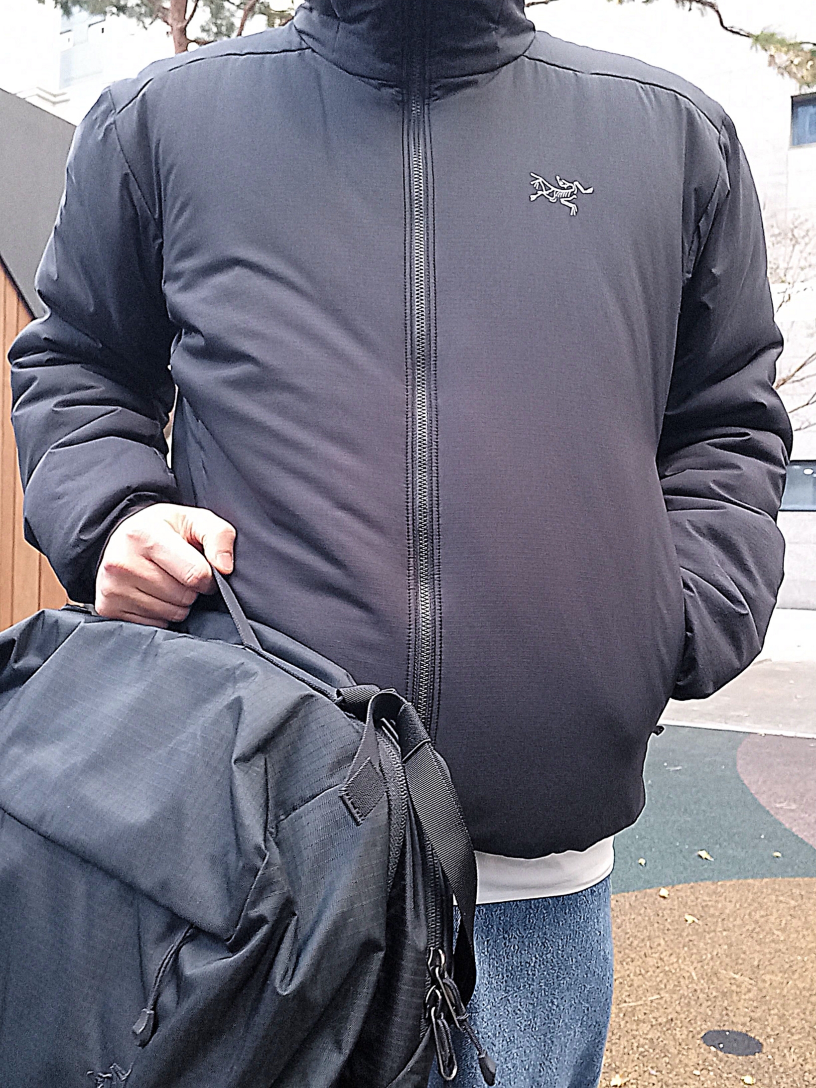 Arc'teryx Atom Heavyweight Hoody Black, Arc'teryx Ion Gear Organizer Black 착용 스타일 - 4