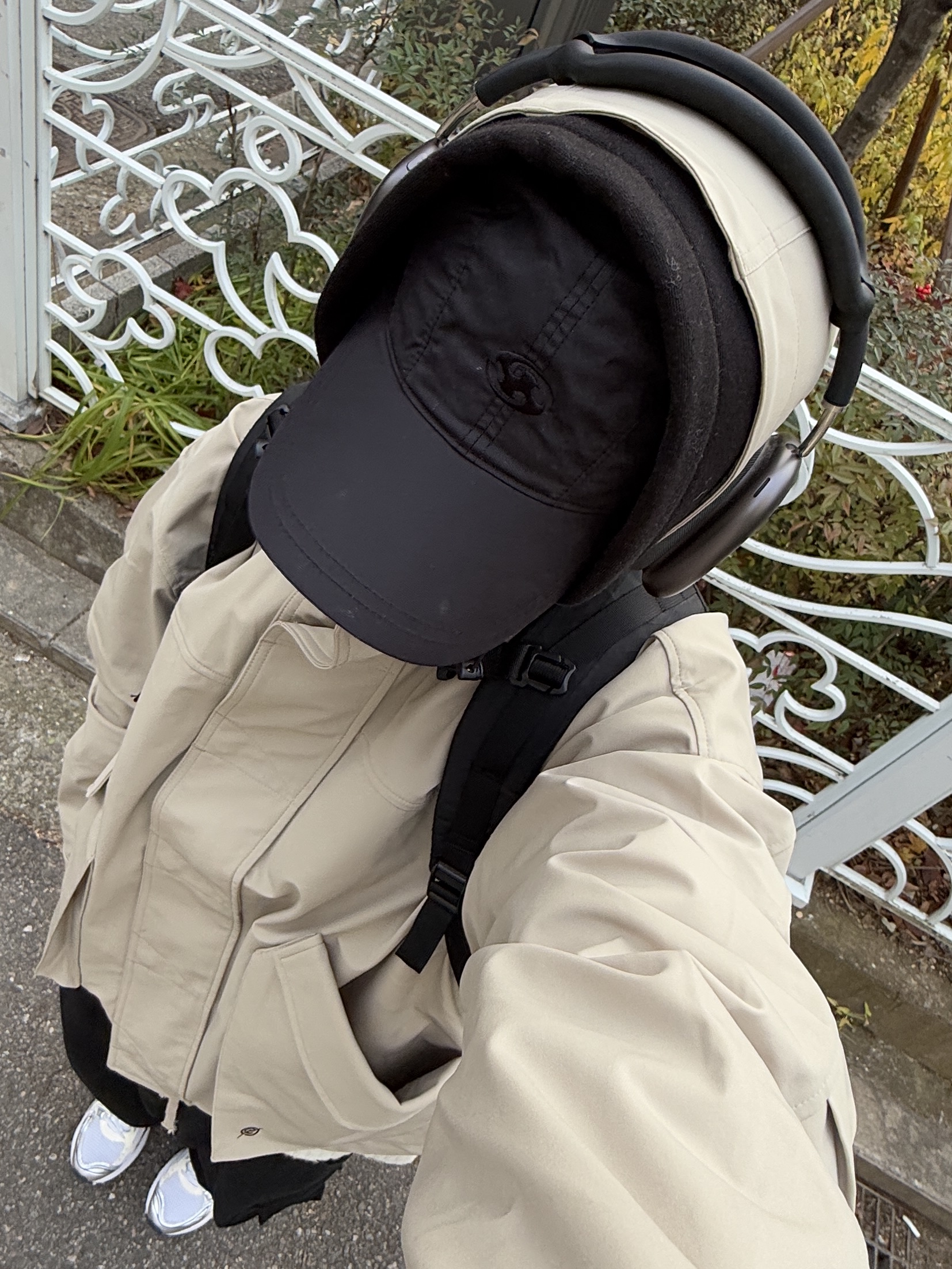 (W) Asics Gel-Kayano 14 White Midnight, Supreme Backpack Black - 23FW 착용 스타일 - 5