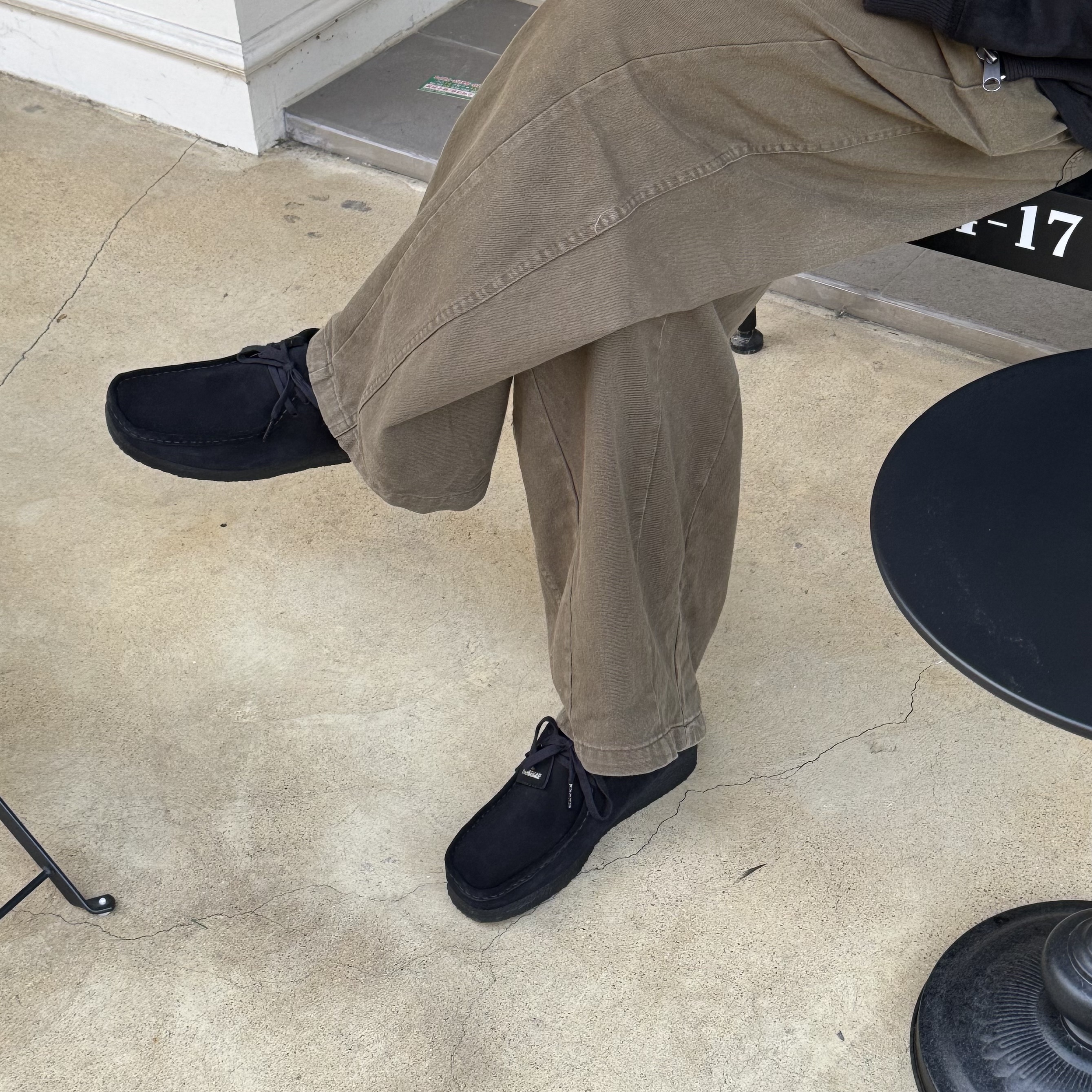 Clarks Wallabee Black Suede 착용 스타일 - 2