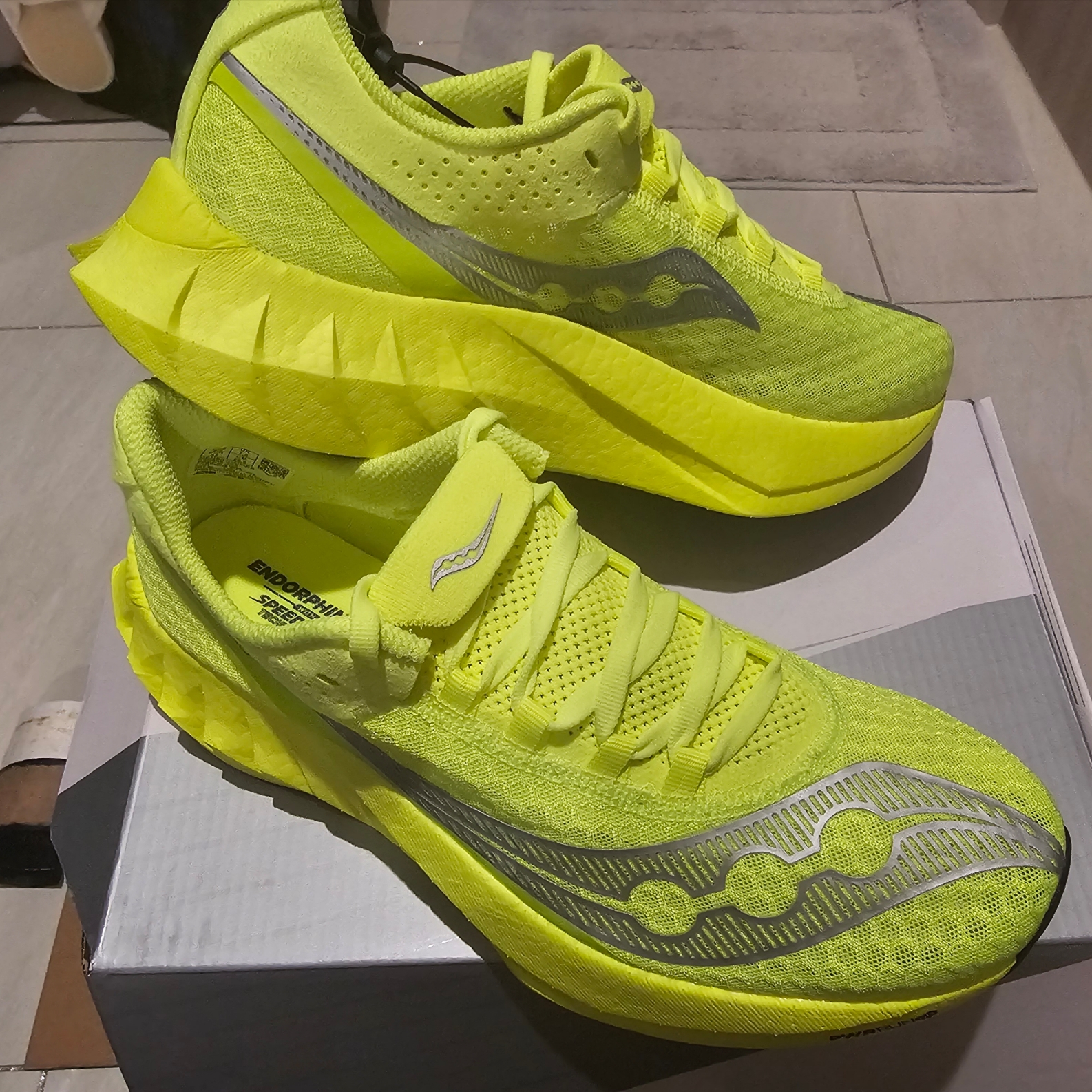Saucony Endorphin Pro 4 Citron Silver 착용 스타일