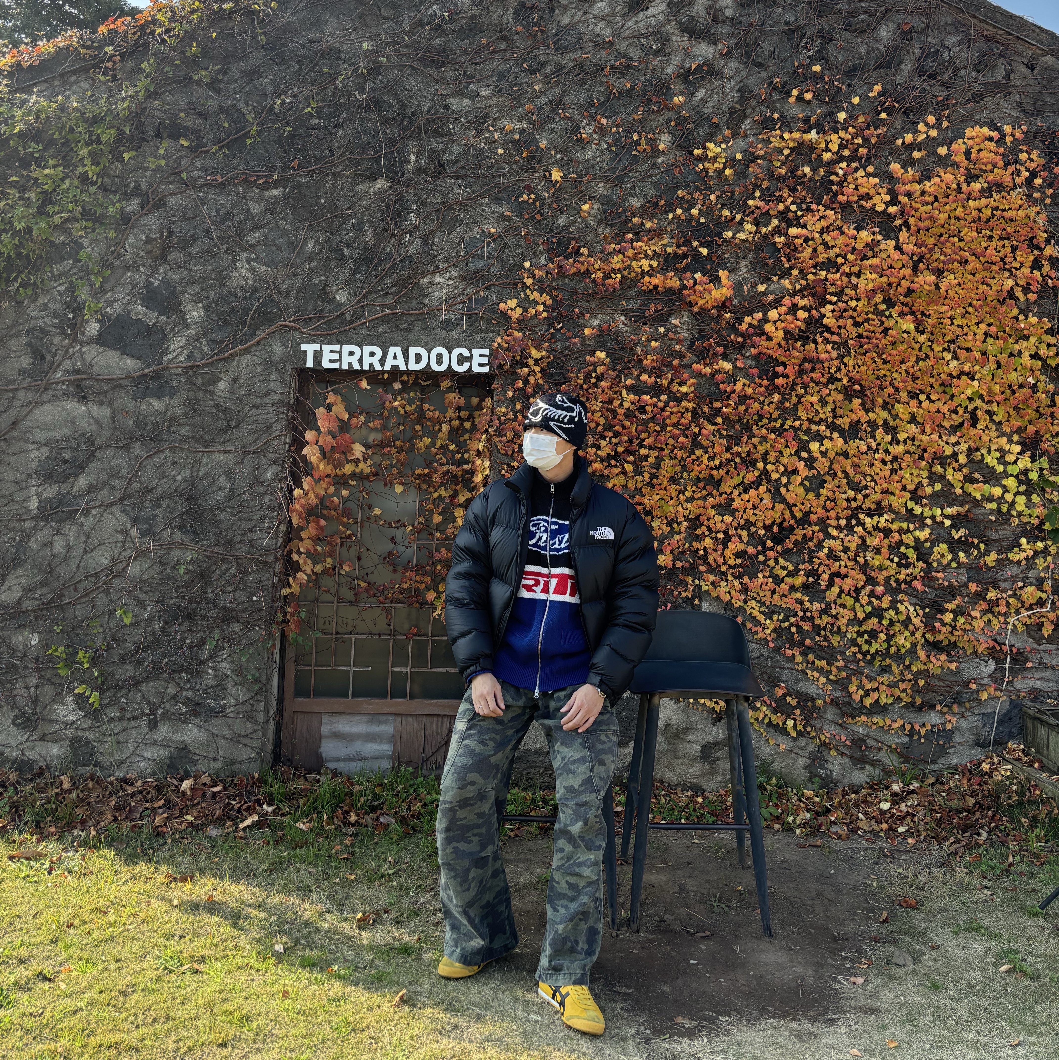 Arc'teryx Bird Head Toque Orca, The North Face 1996 Eco Nuptse Jacket Black 착용 스타일