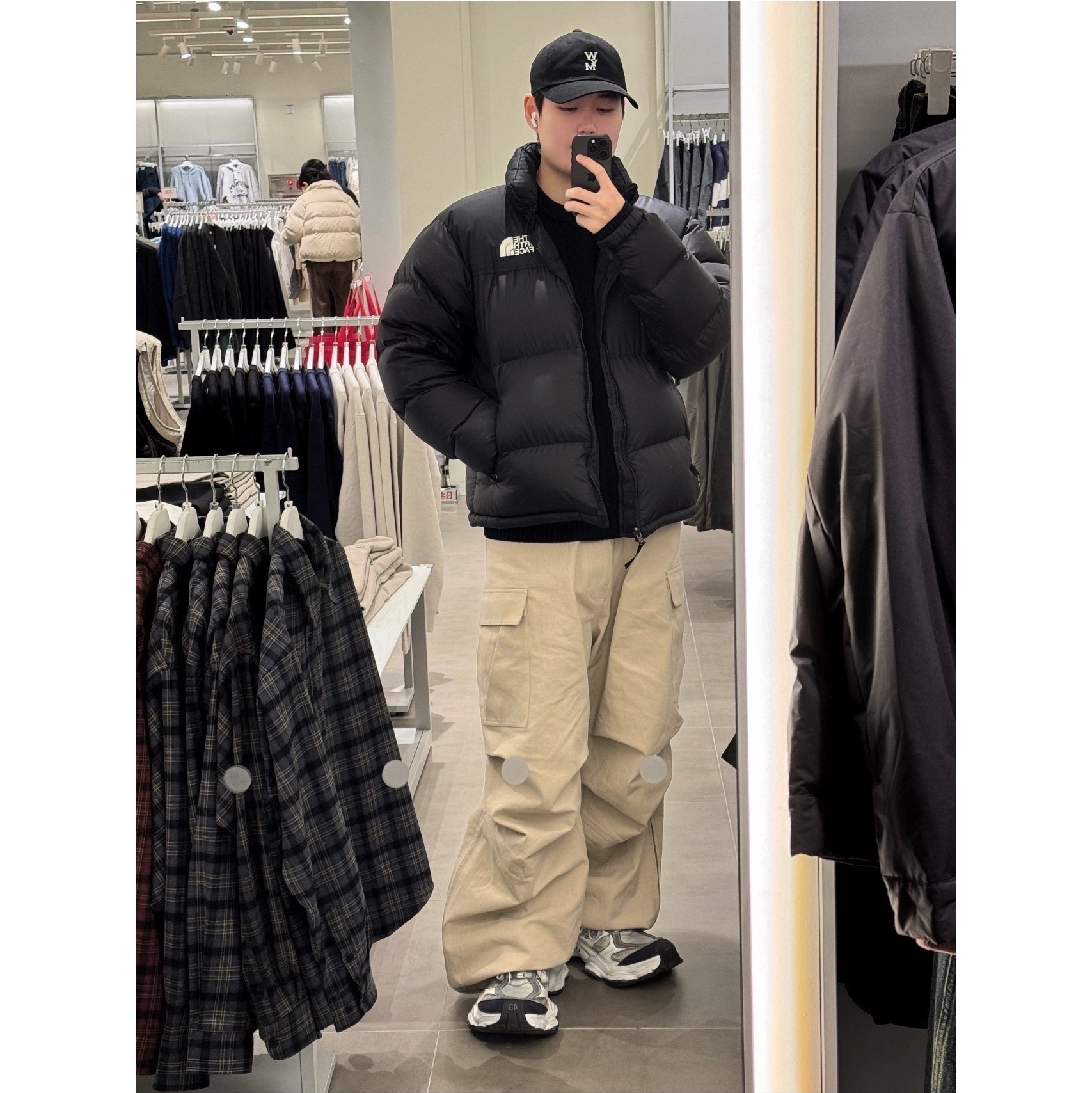 Balenciaga Cargo Sneakers White Grey, The North Face 1996 Eco Nuptse Jacket Black 착용 스타일