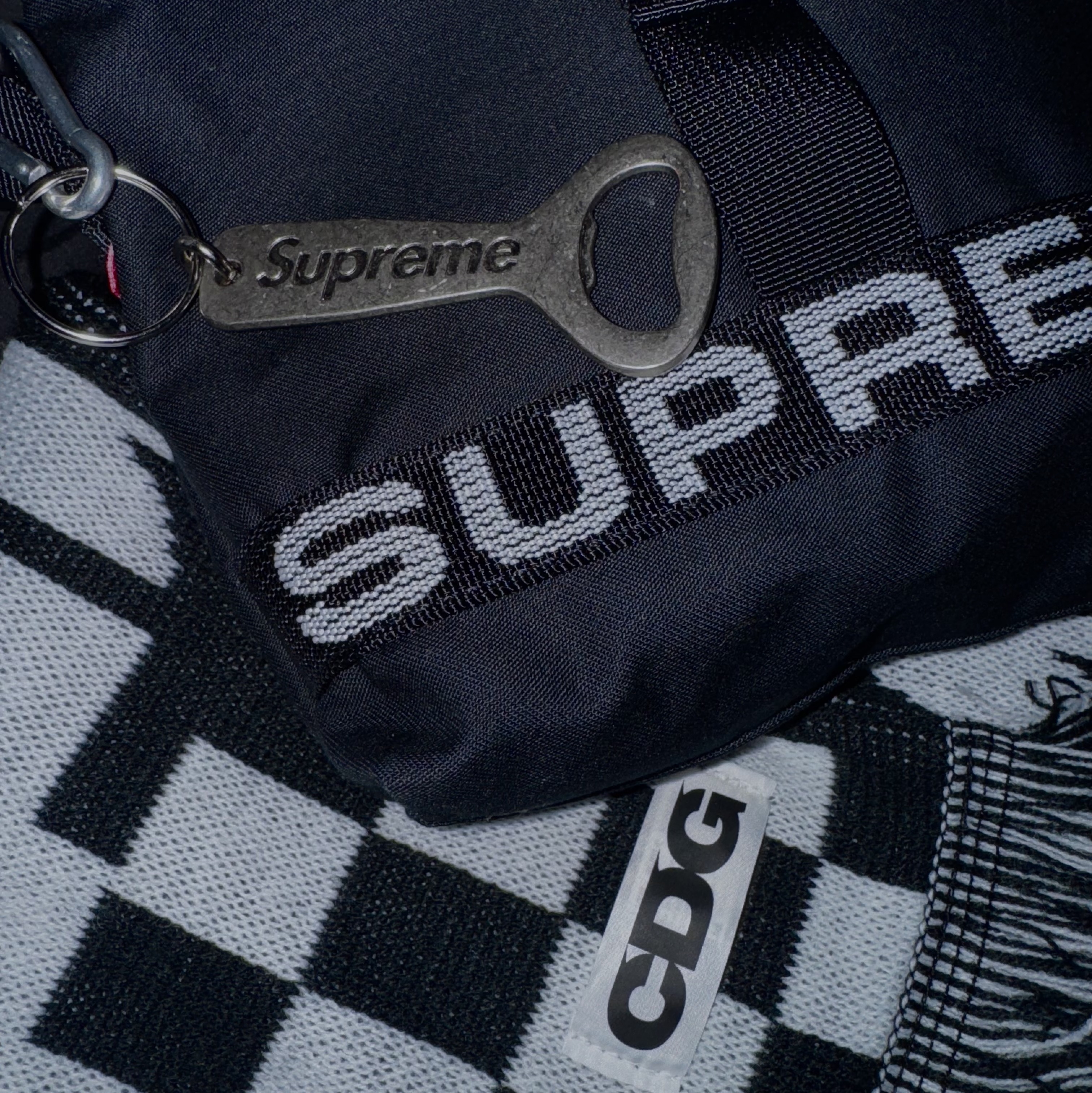 CDG Logo Check Muffler White Black, Supreme Field Side Bag Black - 23SS 착용 스타일